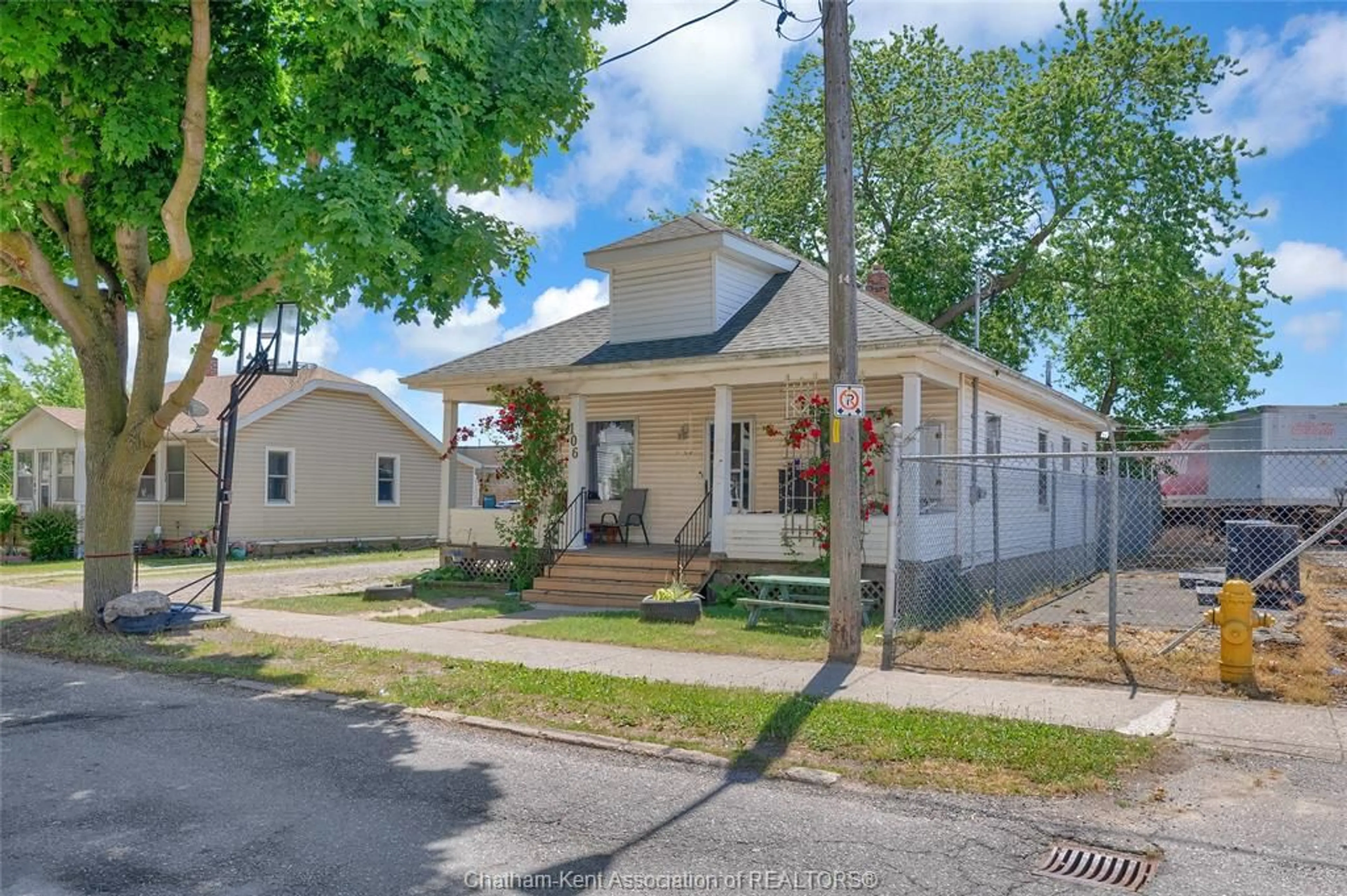 A pic from outside/outdoor area/front of a property/back of a property/a pic from drone, street for 106 St. George St, Chatham Ontario N7M 4P4