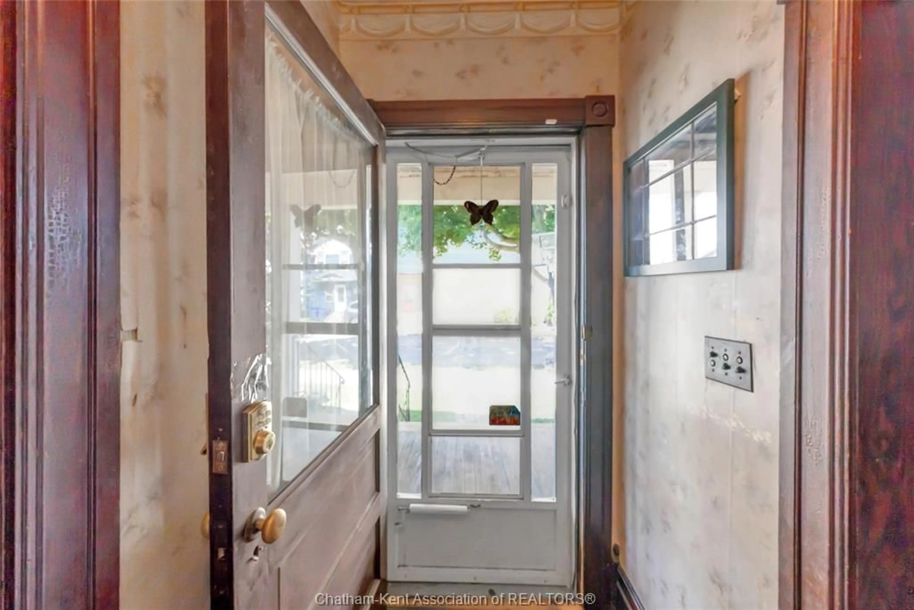 Indoor entryway for 106 St. George St, Chatham Ontario N7M 4P4
