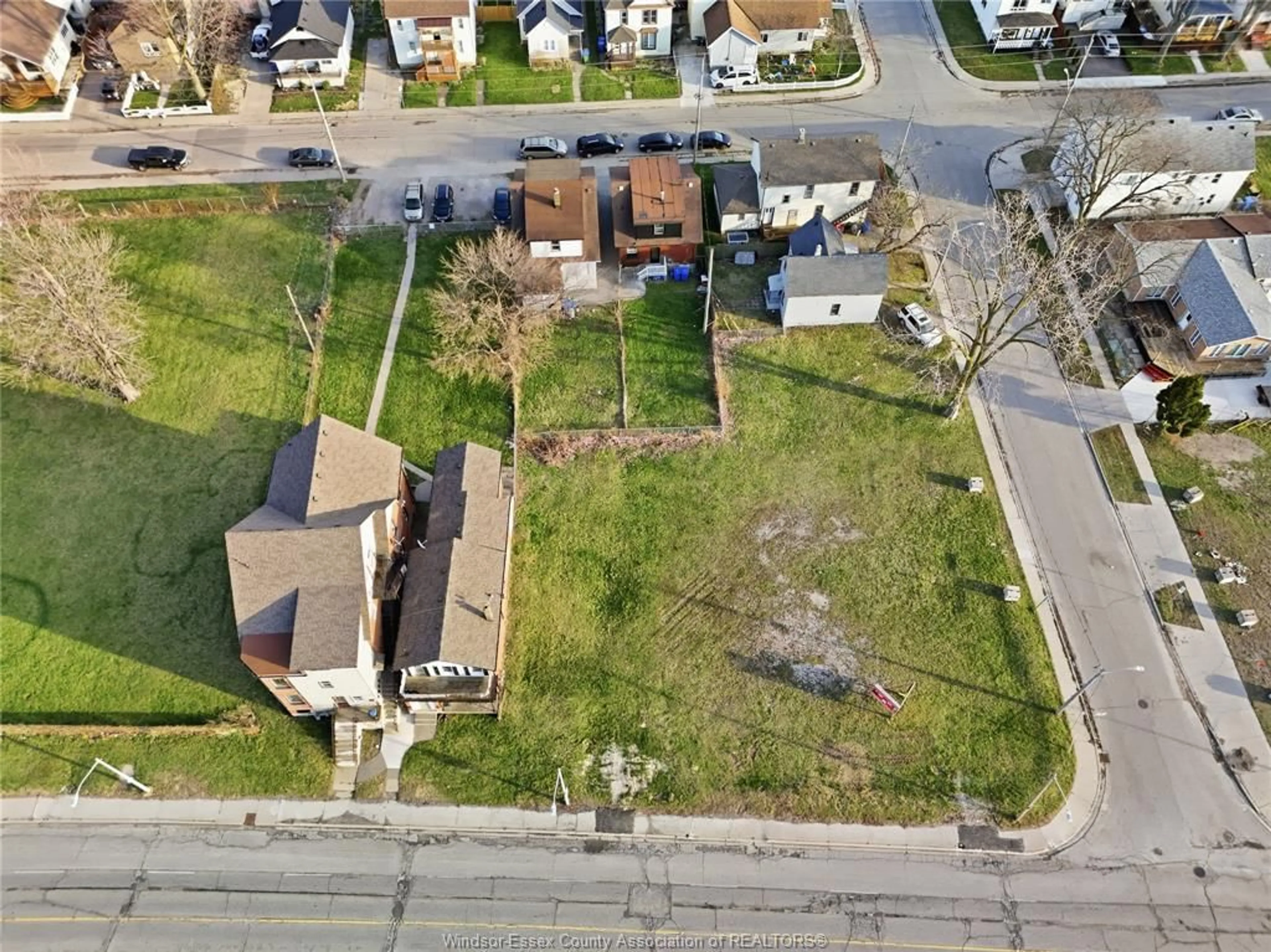A pic from outside/outdoor area/front of a property/back of a property/a pic from drone, street for 819-829 RIVERSIDE AVE, Windsor Ontario N9A 2T4