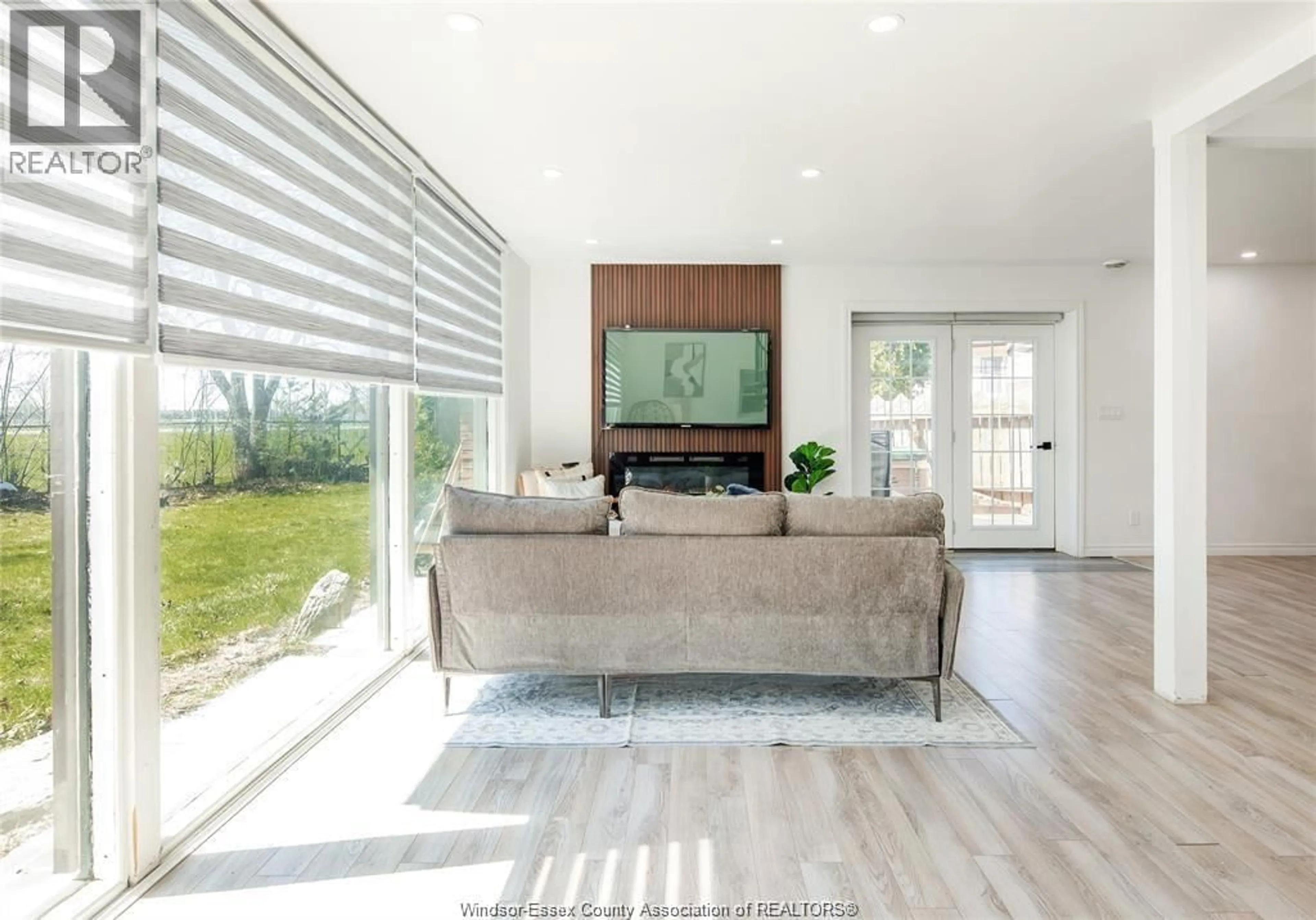 Living room with furniture, unknown for 22 UNIVERSITY Dr, Chatham Ontario N7E 4V5