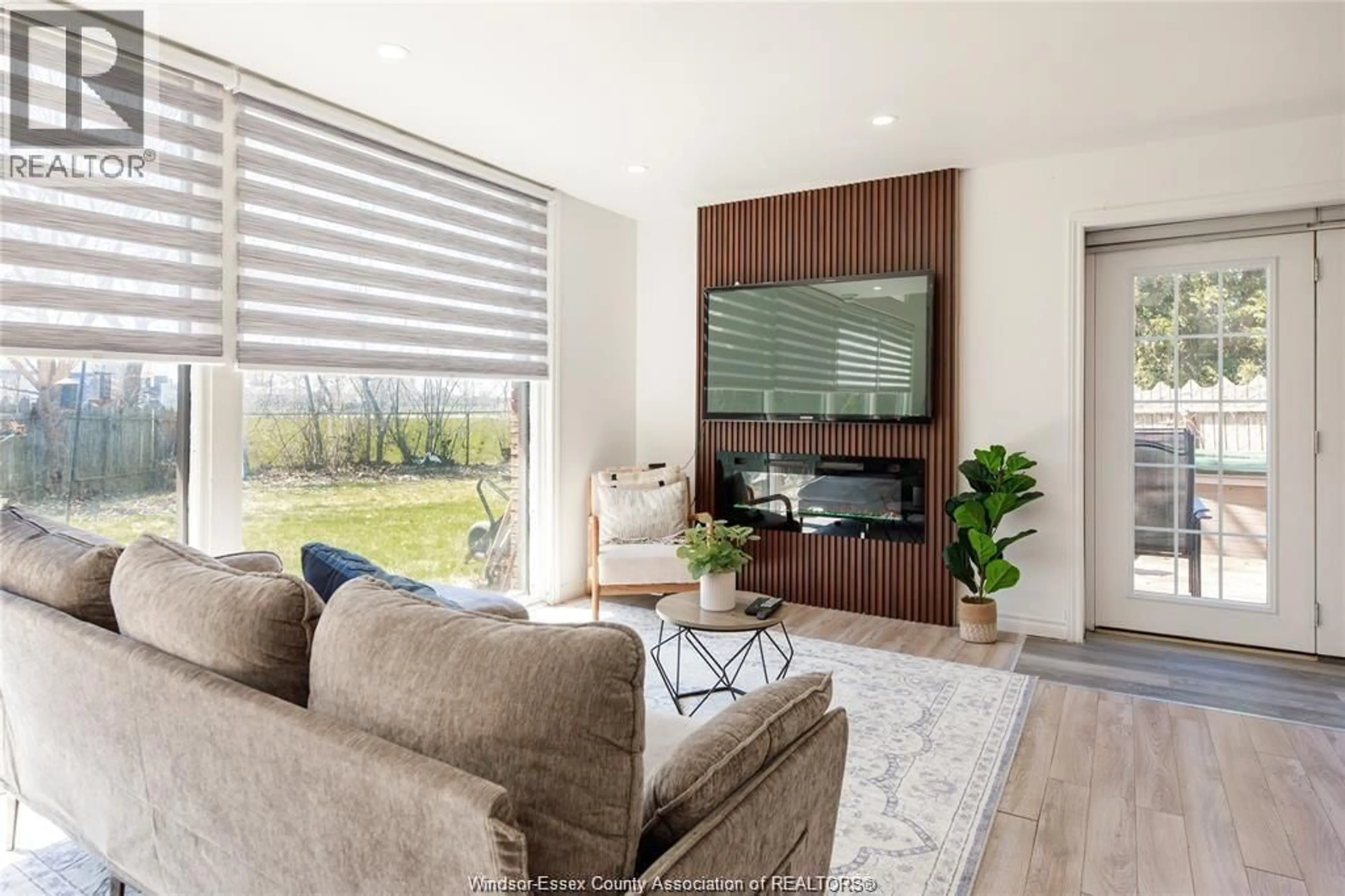 Living room with furniture, unknown for 22 UNIVERSITY Dr, Chatham Ontario N7E 4V5