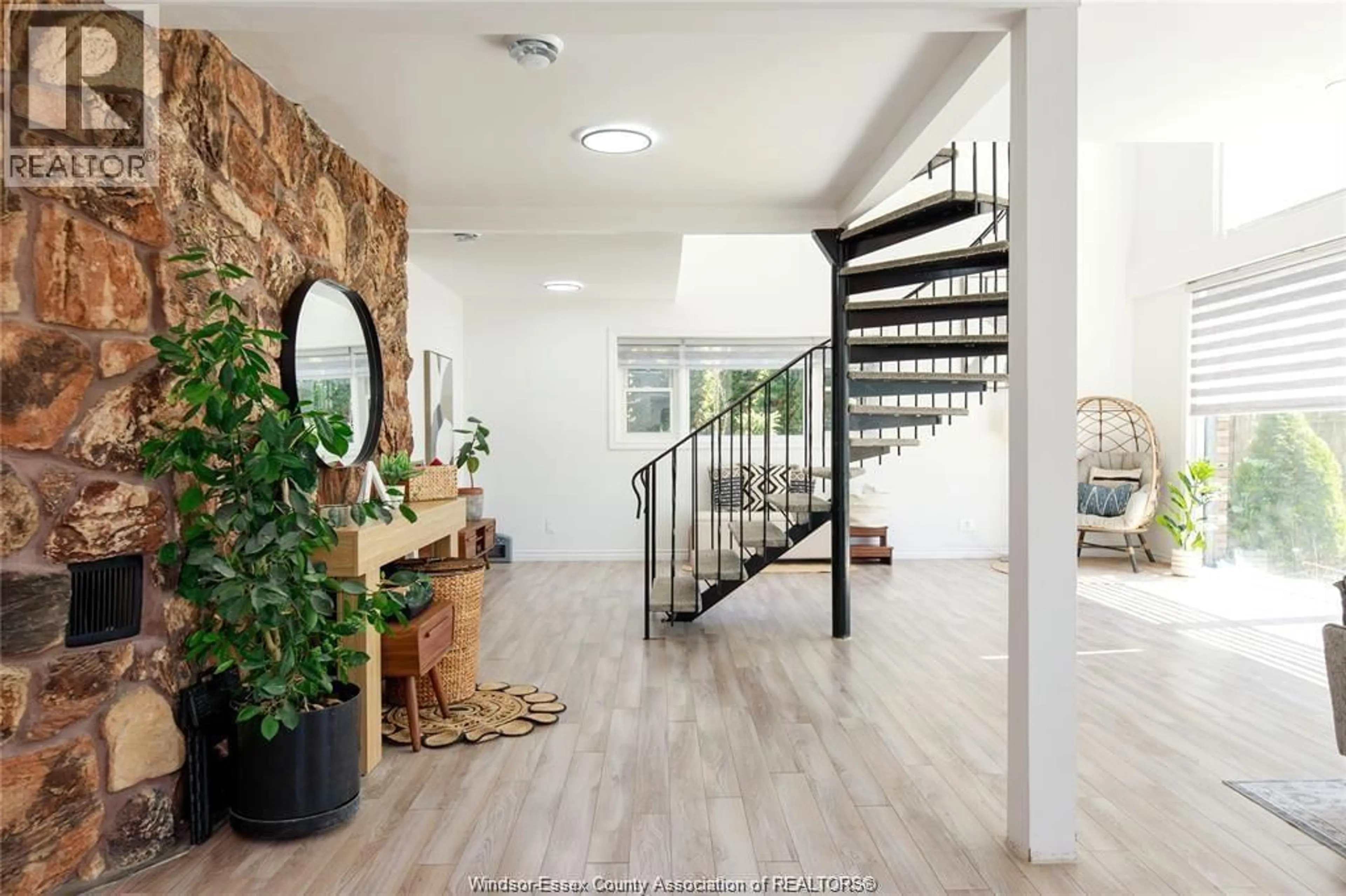 Indoor foyer for 22 UNIVERSITY Dr, Chatham Ontario N7E 4V5