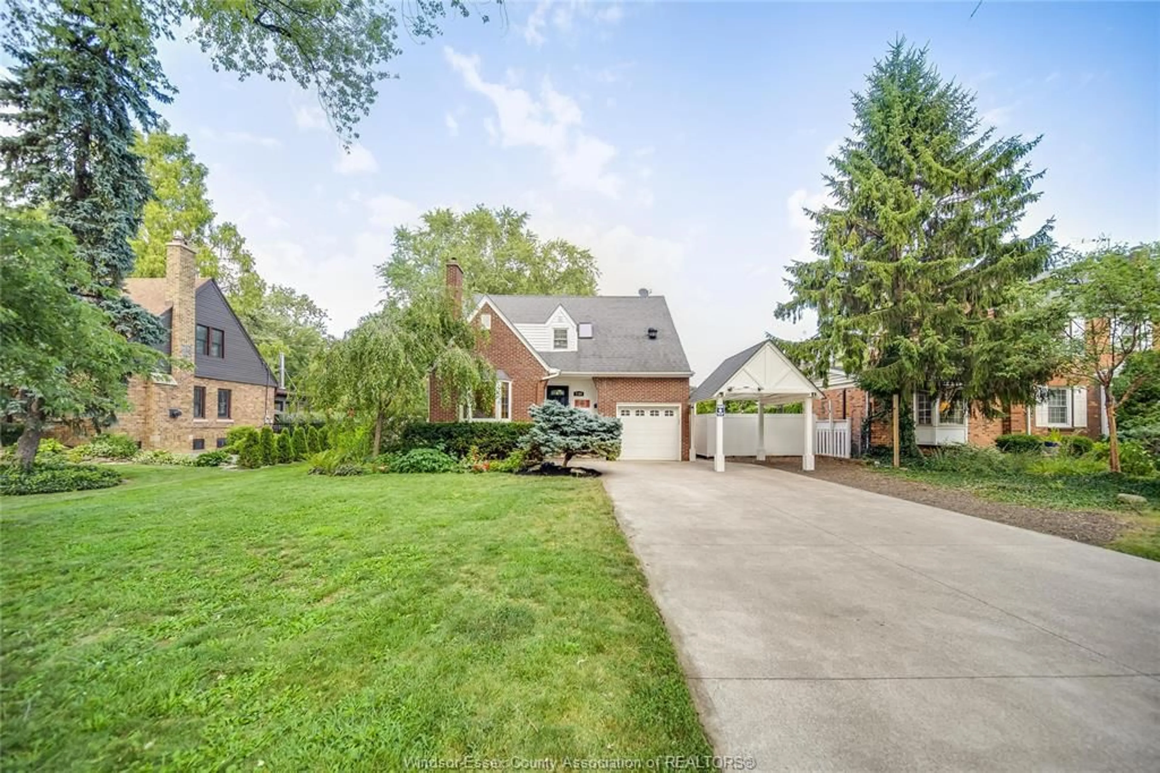 A pic from outside/outdoor area/front of a property/back of a property/a pic from drone, street for 2784 ALEXANDRA AVE, Windsor Ontario N9H 2J6