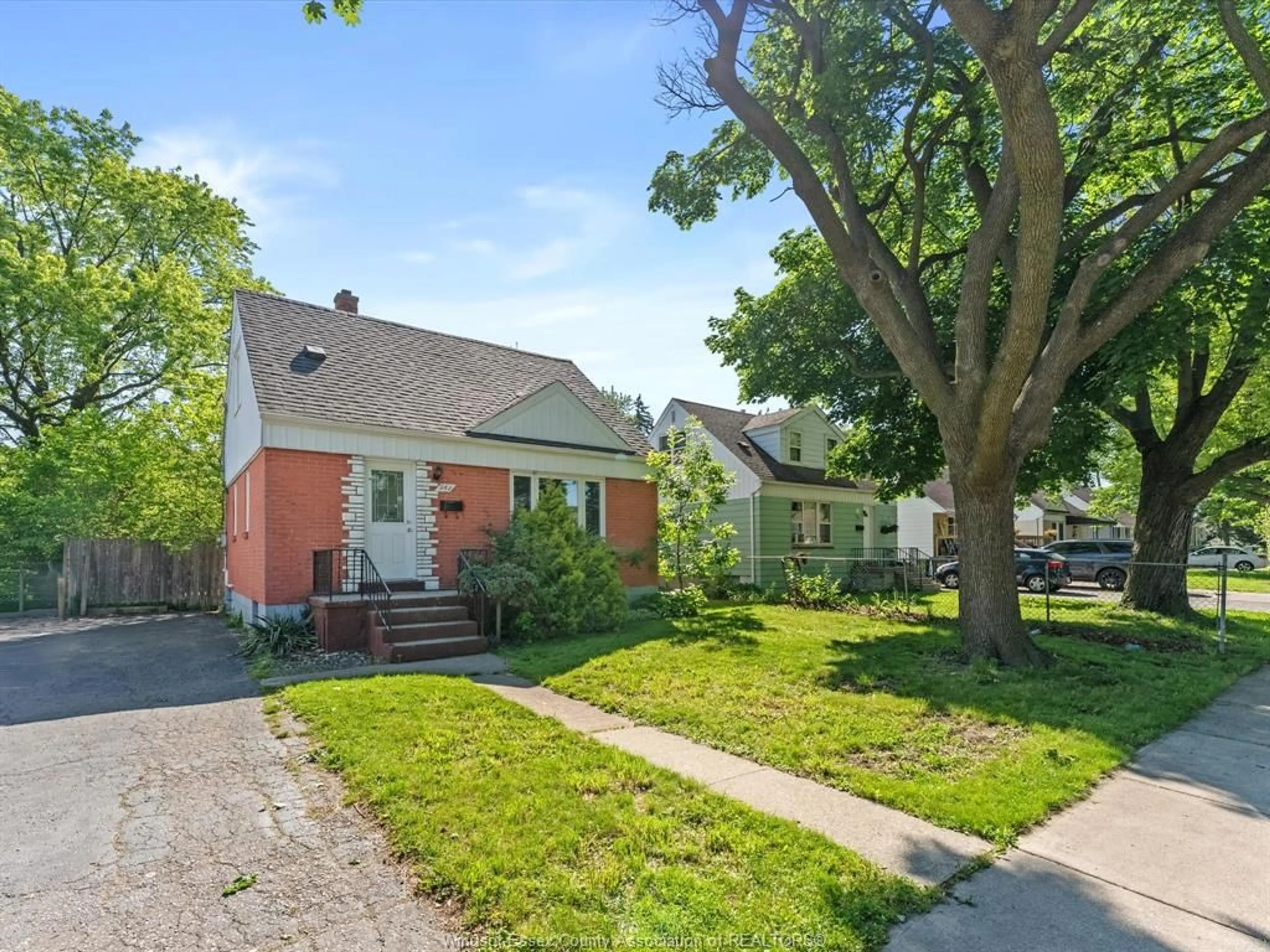 A pic from outside/outdoor area/front of a property/back of a property/a pic from drone, street for 962 ASKIN, Windsor Ontario N9B 2X7