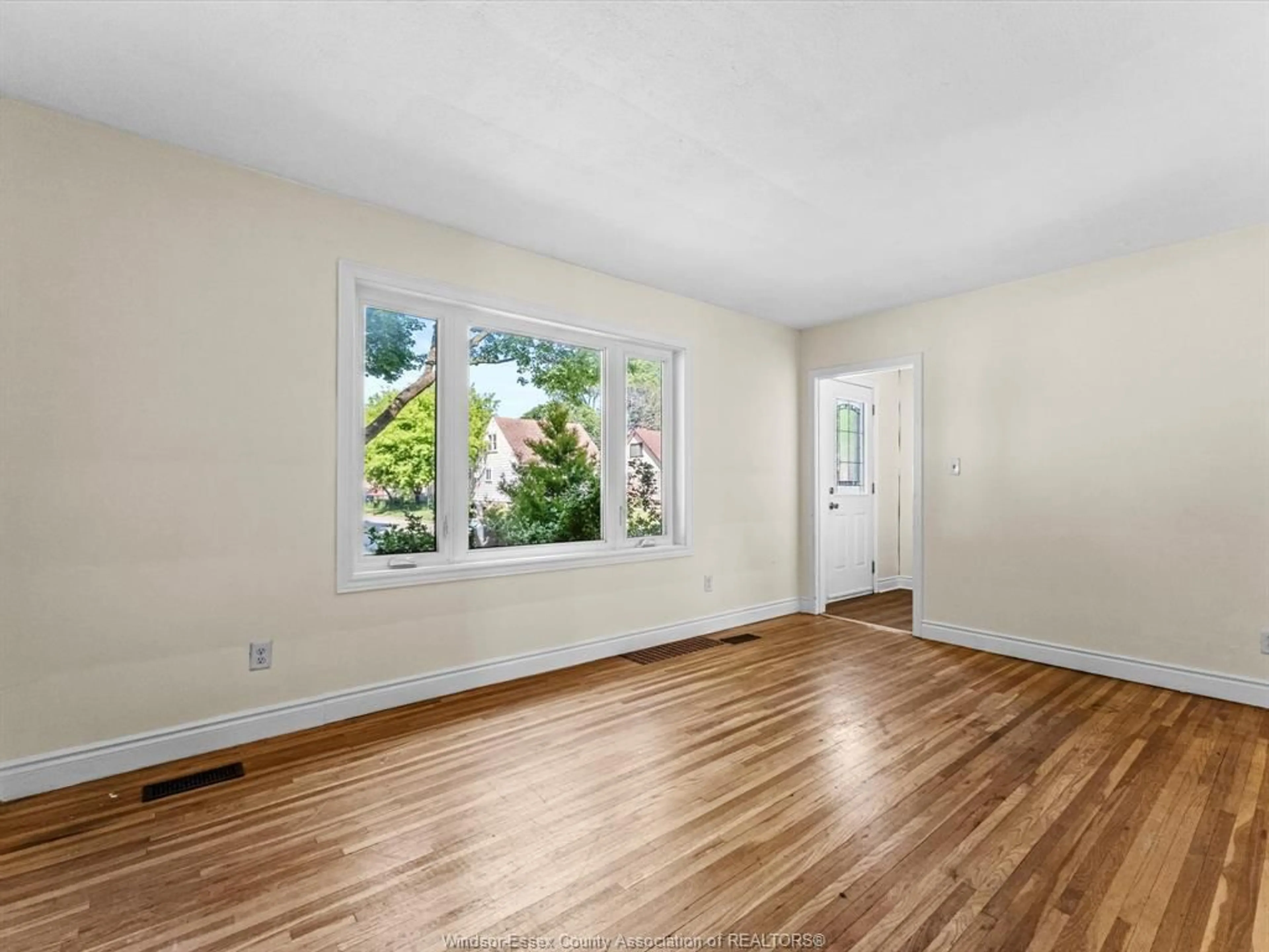 A pic of a room for 962 ASKIN, Windsor Ontario N9B 2X7