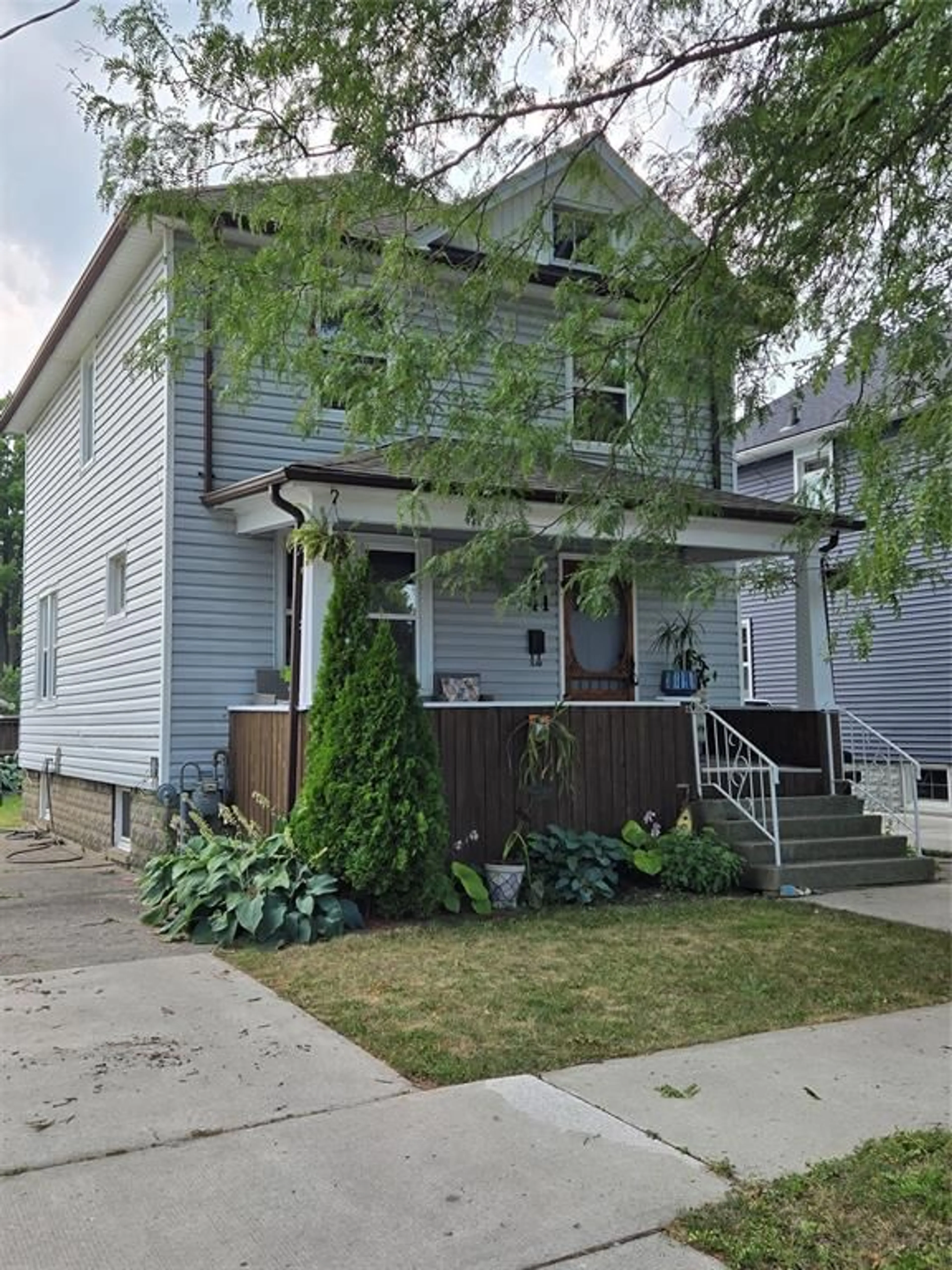 Home with vinyl exterior material, street for 141 RICHARD St, Sarnia Ontario N7T 1S6