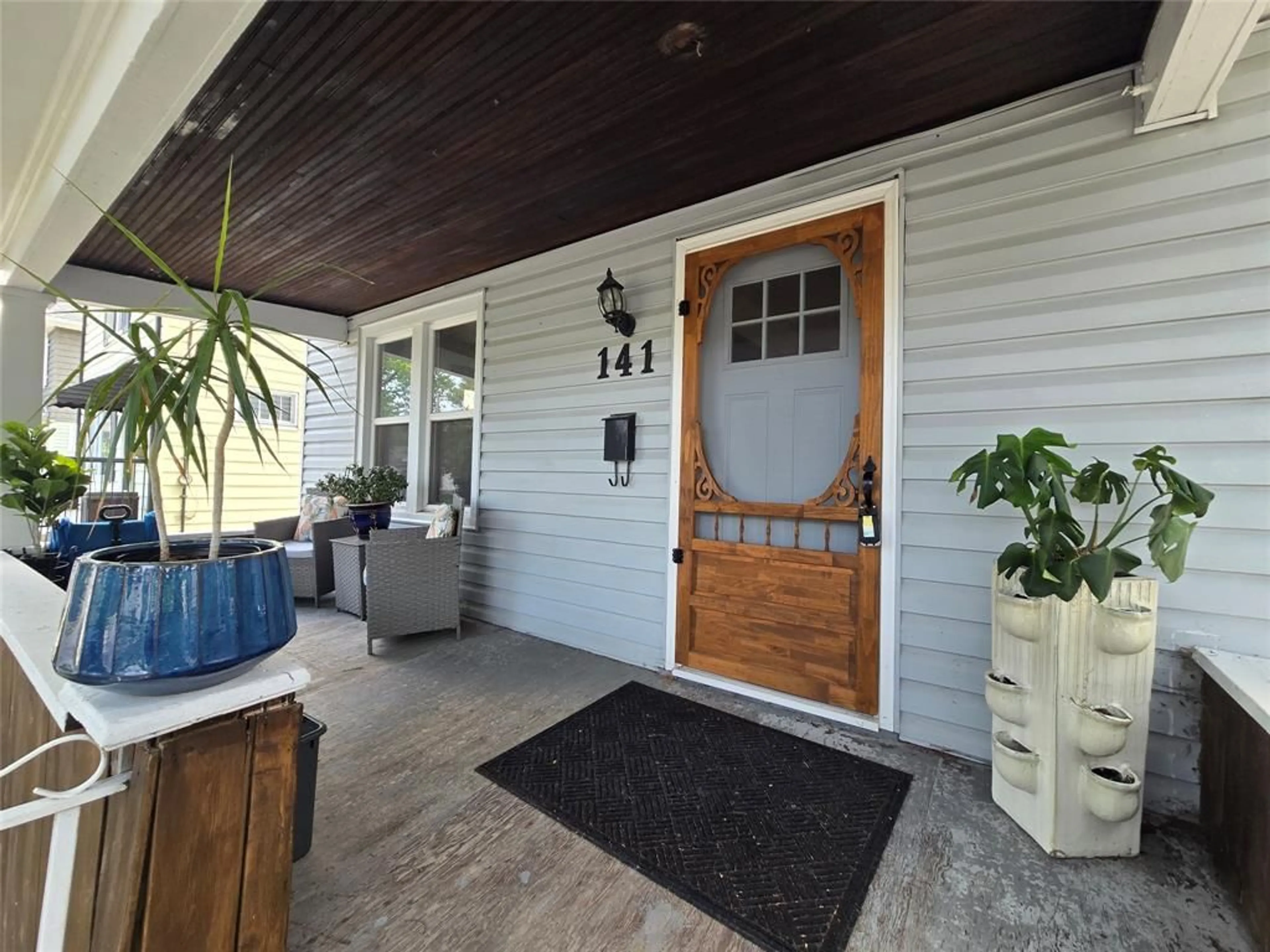 Indoor entryway for 141 RICHARD St, Sarnia Ontario N7T 1S6