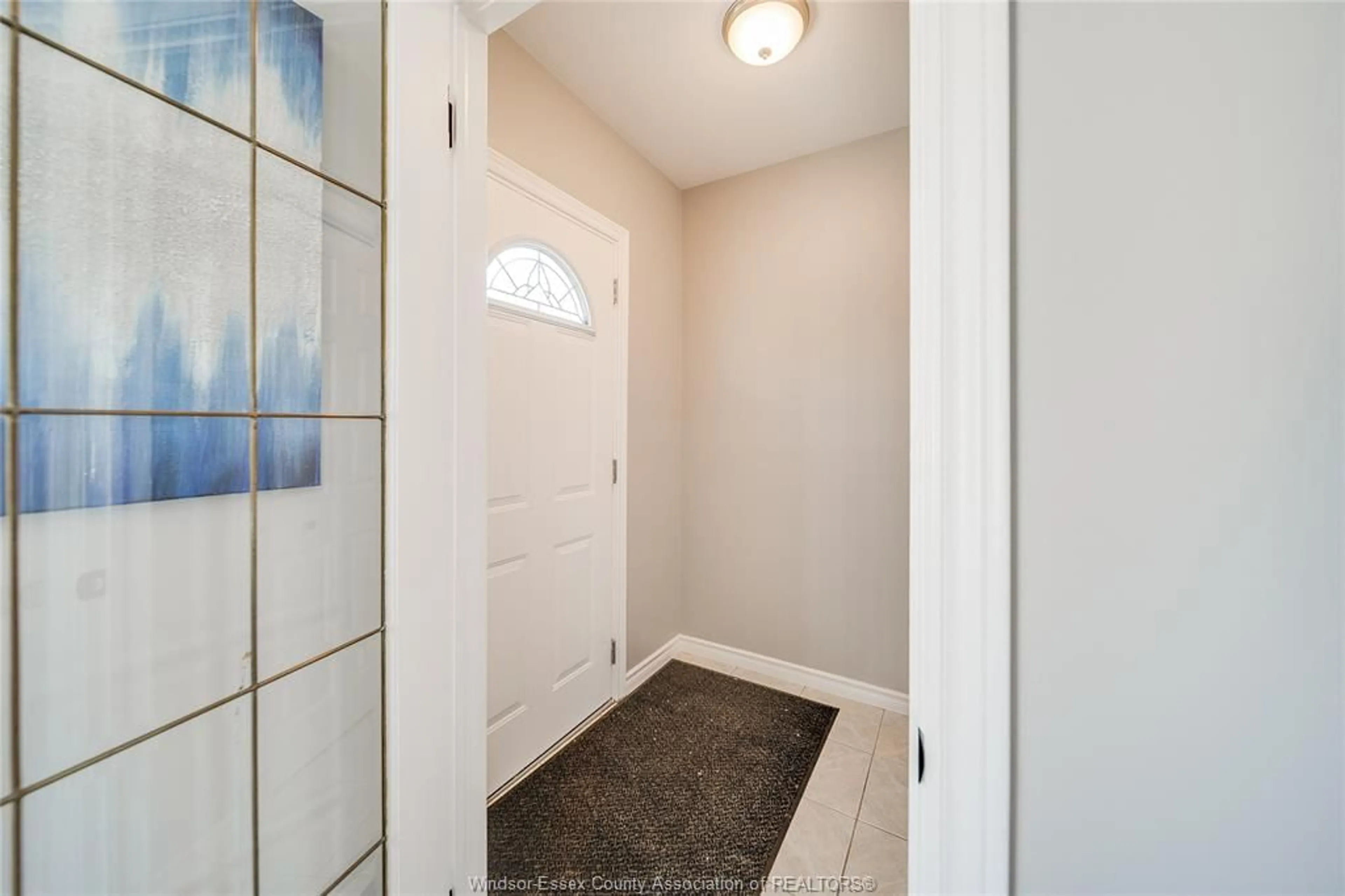 Indoor entryway for 13902 RIVERSIDE Dr, Tecumseh Ontario N8W 1B6