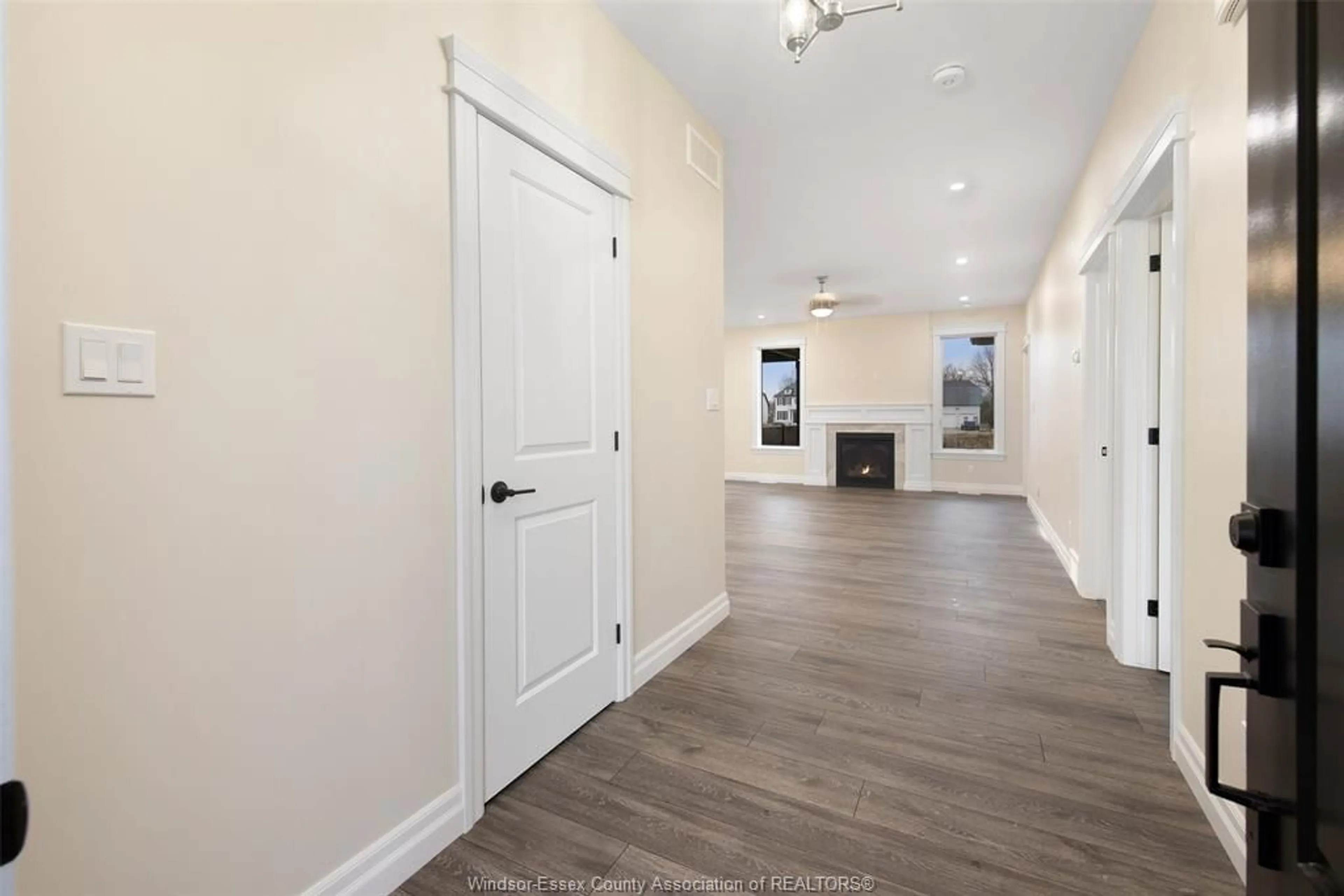Indoor entryway for 53 BELLEVIEW, Kingsville Ontario N0R 1B0