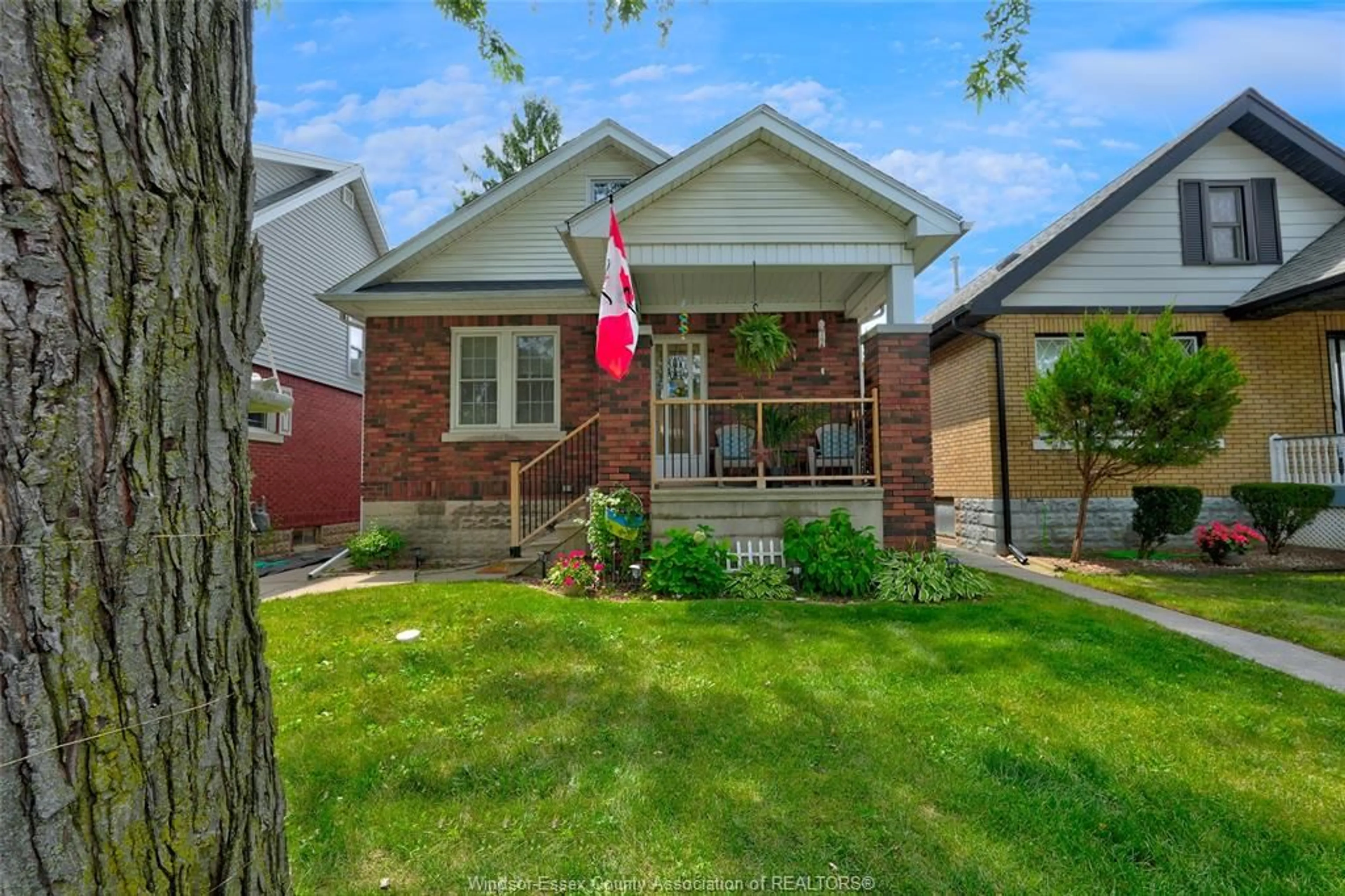 Home with brick exterior material, street for 987 CURRY, Windsor Ontario N9B 2C4