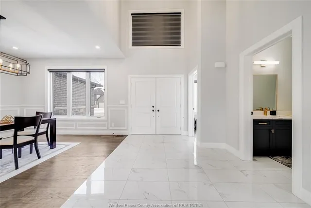4433 BELMONT, Comber 2