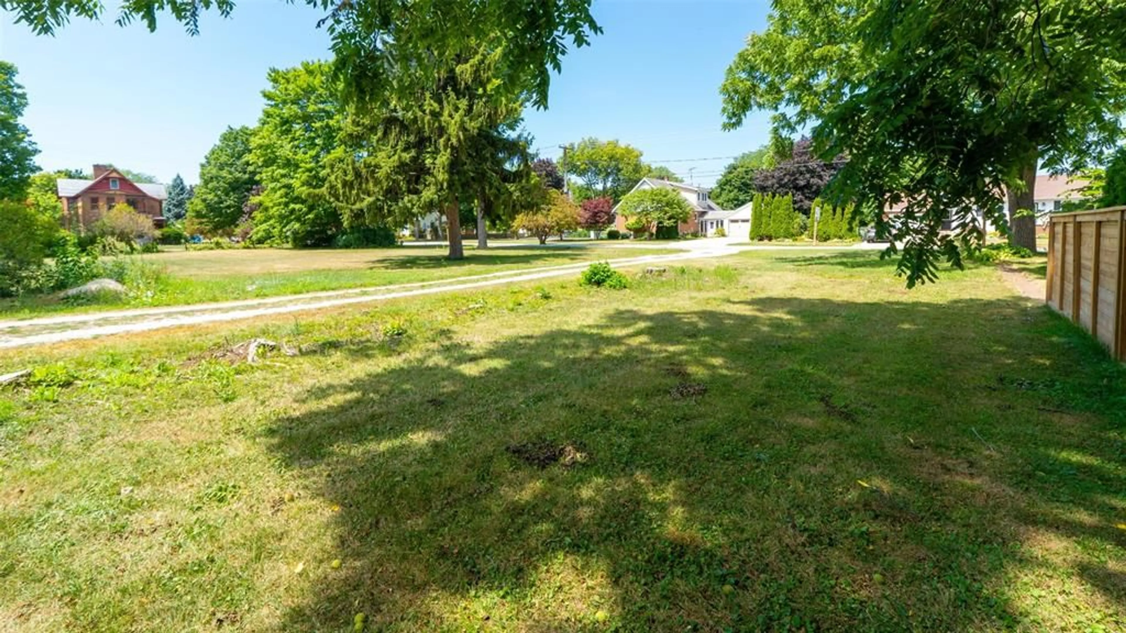 A pic from outside/outdoor area/front of a property/back of a property/a pic from drone, street for 45 Mary St, Thamesville Ontario N0P 2K0