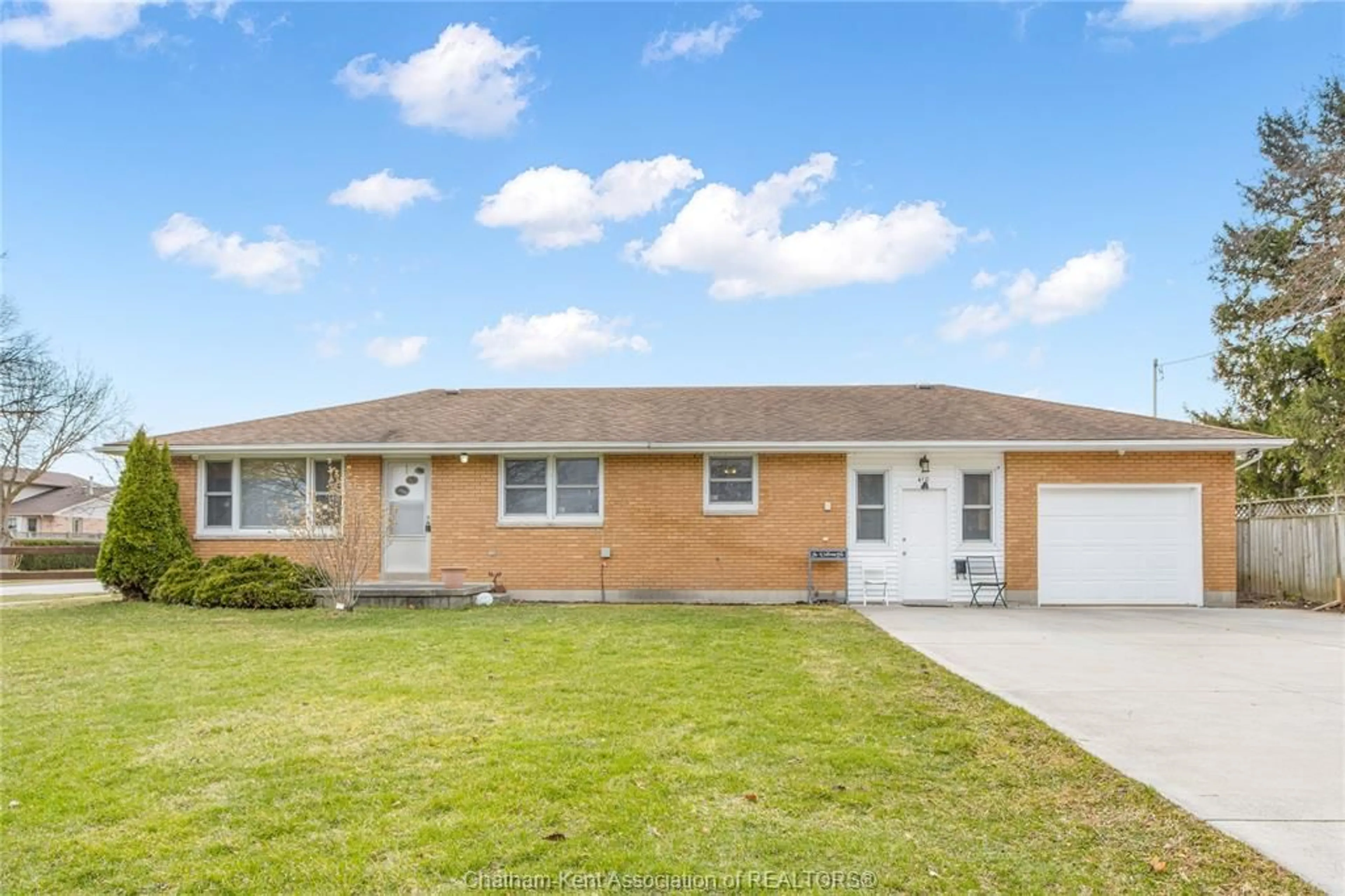 Home with vinyl exterior material, street for 410 MCNAUGHTON Ave, Chatham Ontario N7L 2G9