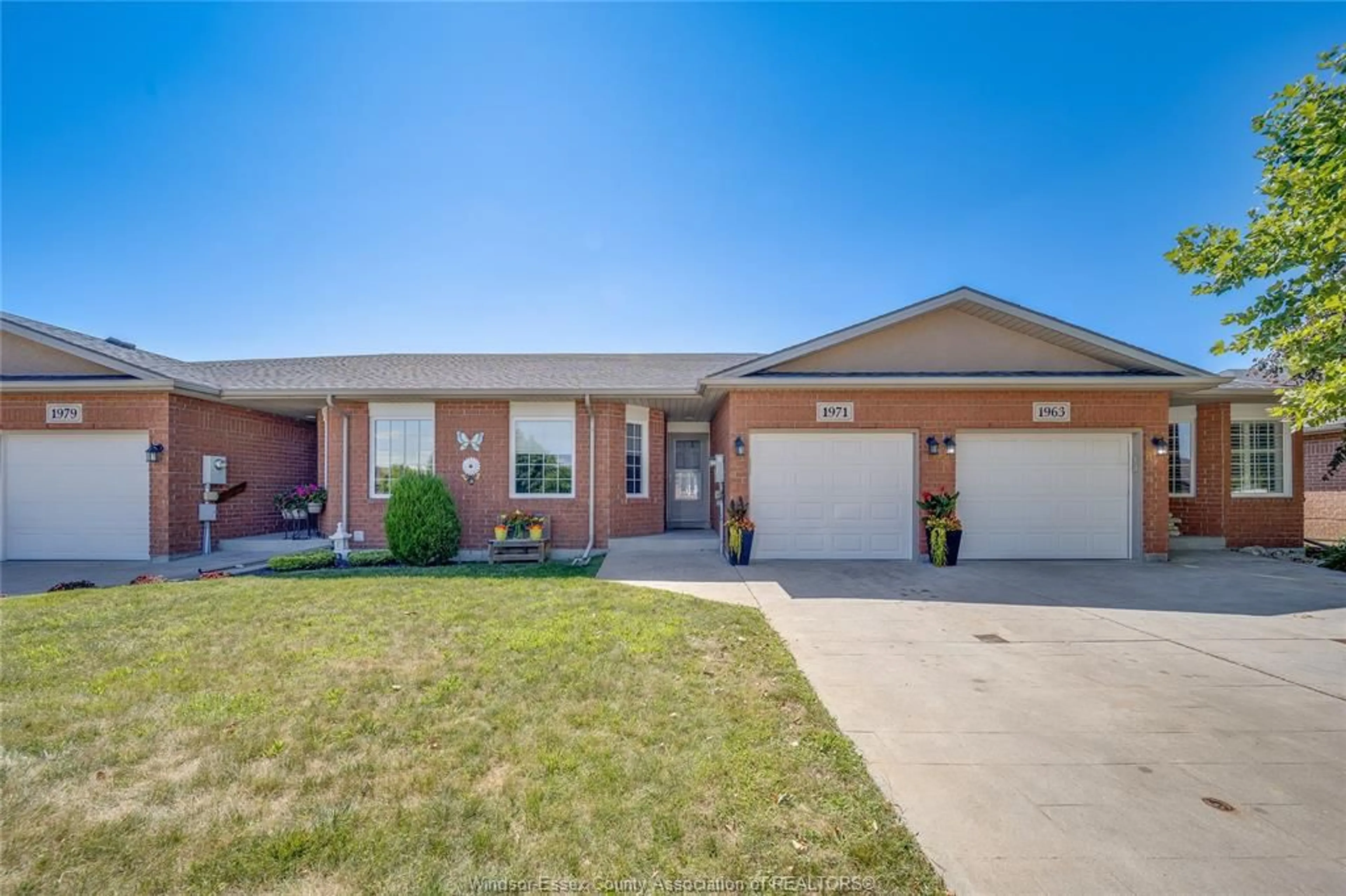 Home with brick exterior material, street for 1971 LUXURY Ave, Windsor Ontario N8P 1W9