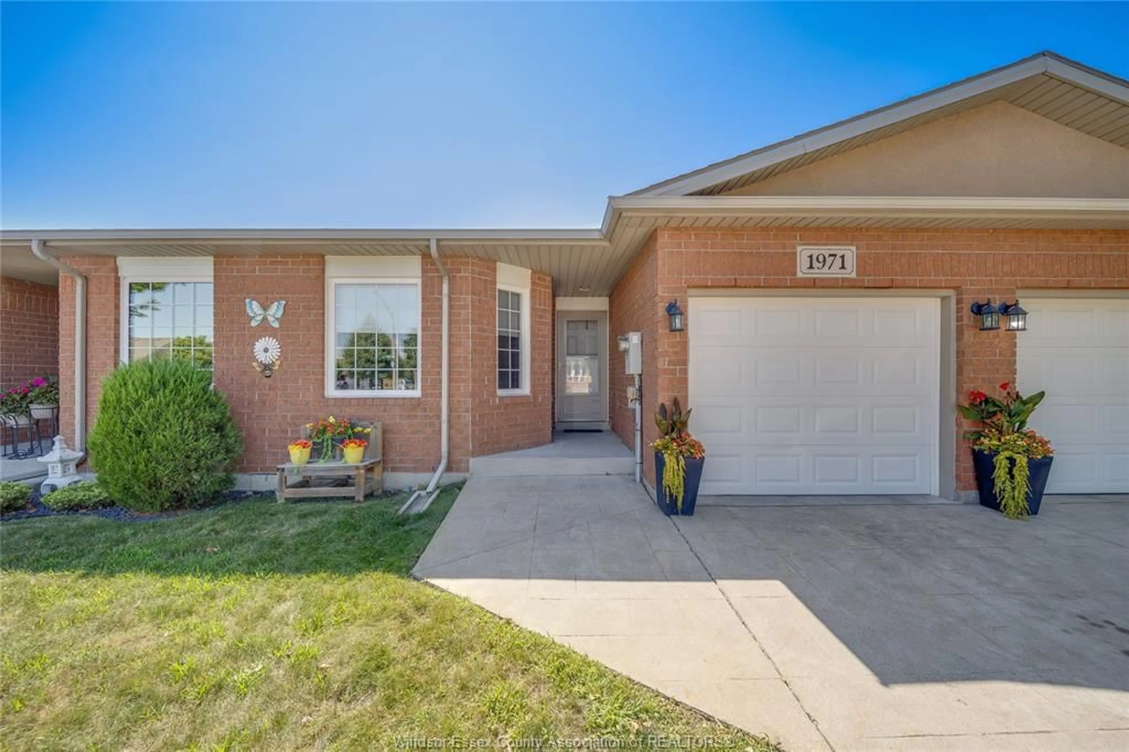 Home with brick exterior material, street for 1971 LUXURY Ave, Windsor Ontario N8P 1W9