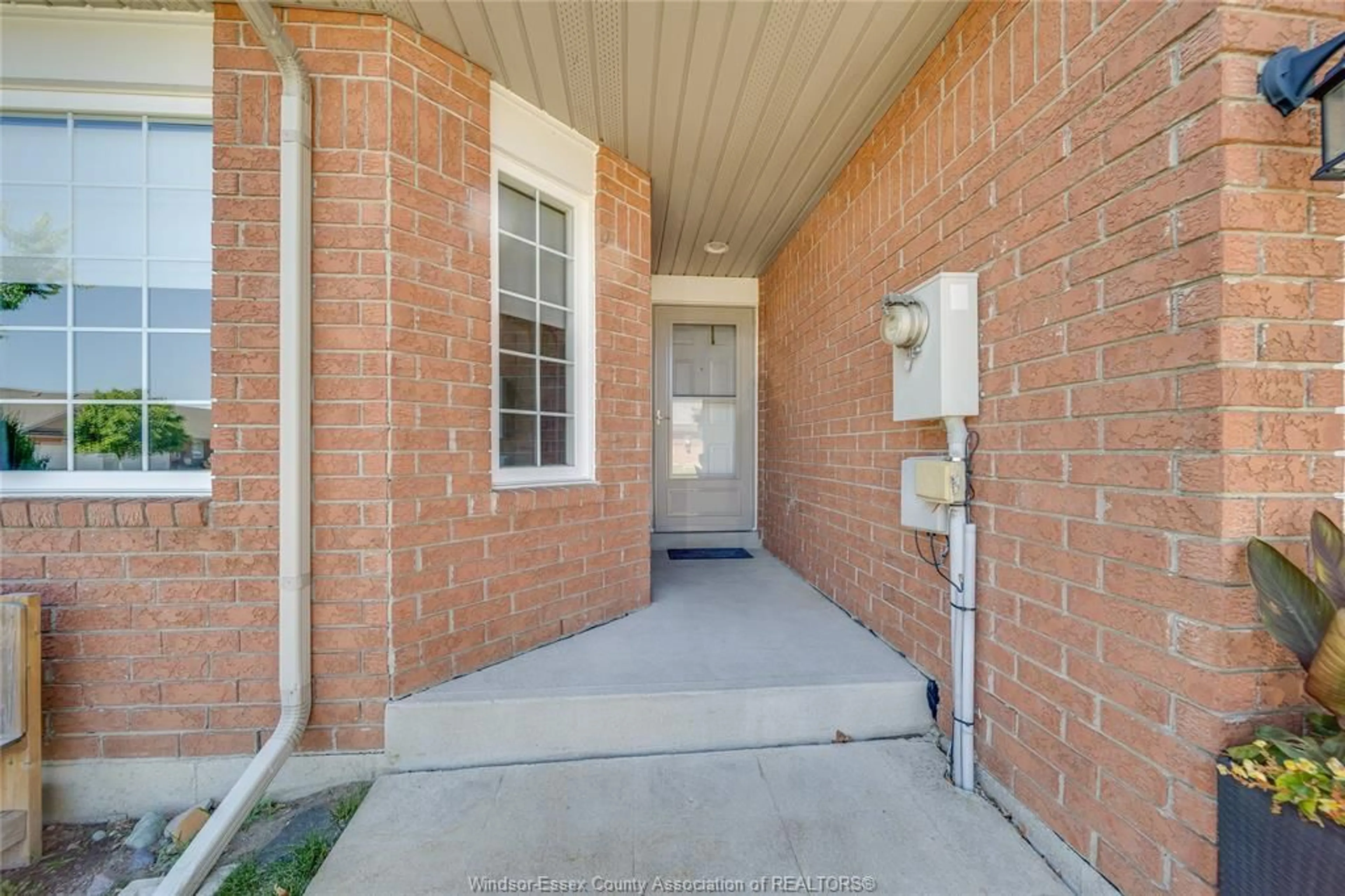 Unknown for 1971 LUXURY Ave, Windsor Ontario N8P 1W9