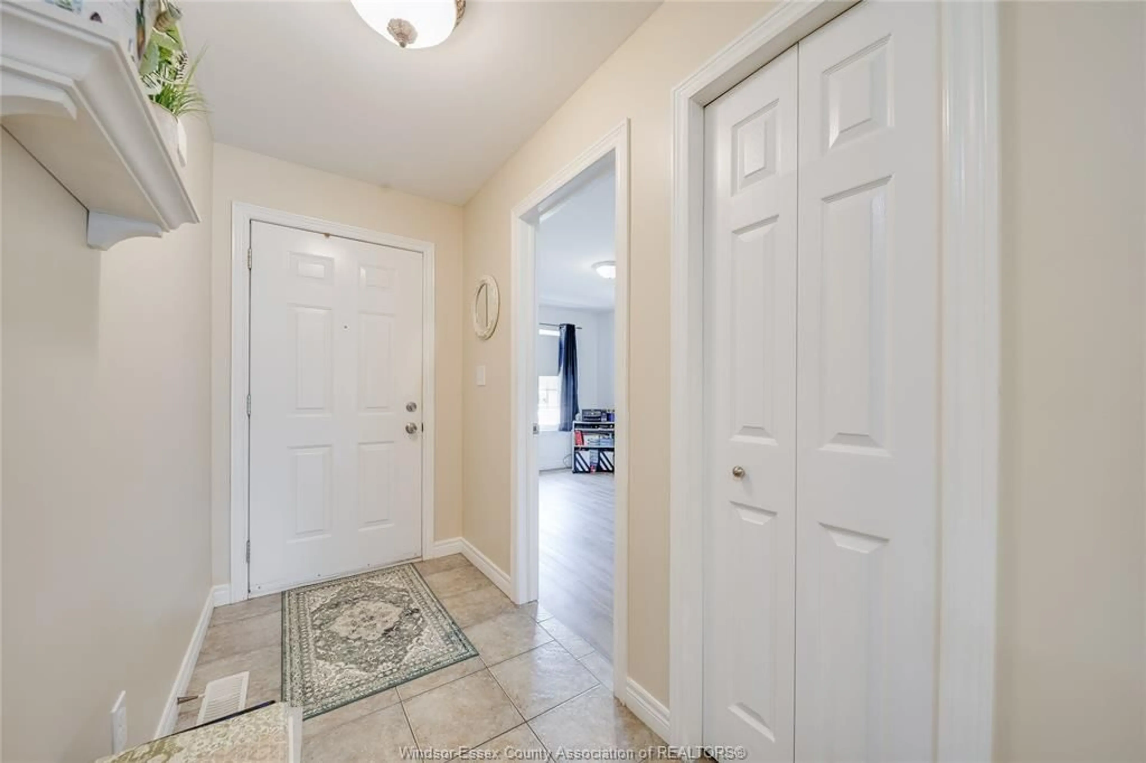 Indoor entryway for 1971 LUXURY Ave, Windsor Ontario N8P 1W9