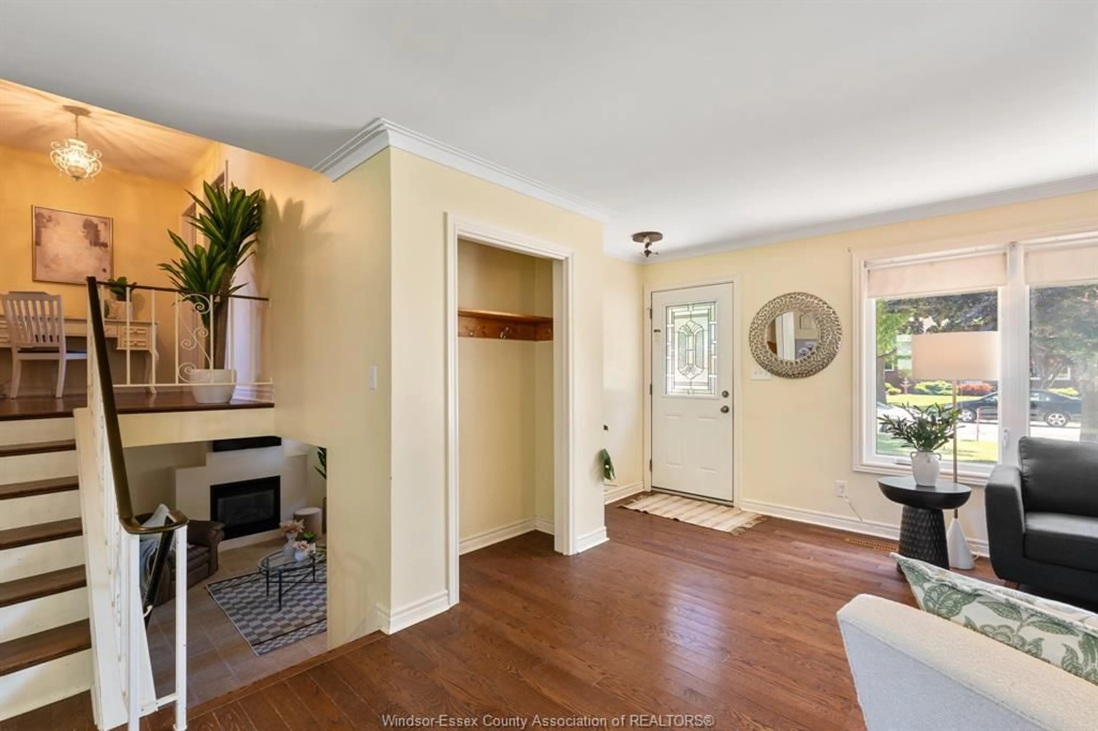 Indoor entryway for 9 Rickway Dr, Leamington Ontario N8H 2M3