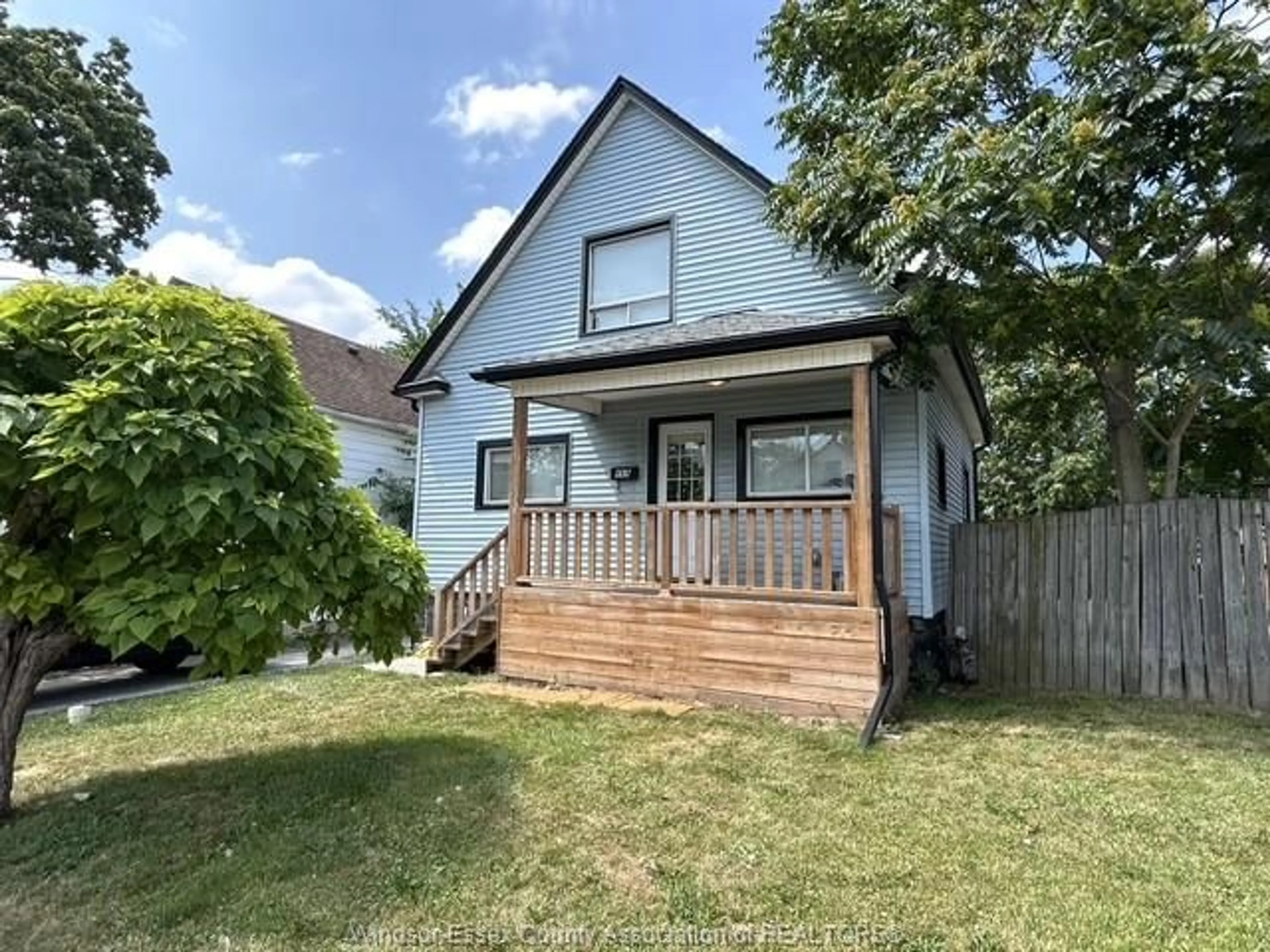 A pic from outside/outdoor area/front of a property/back of a property/a pic from drone, street for 669 BRIDGE Ave, Windsor Ontario N9B 2M5