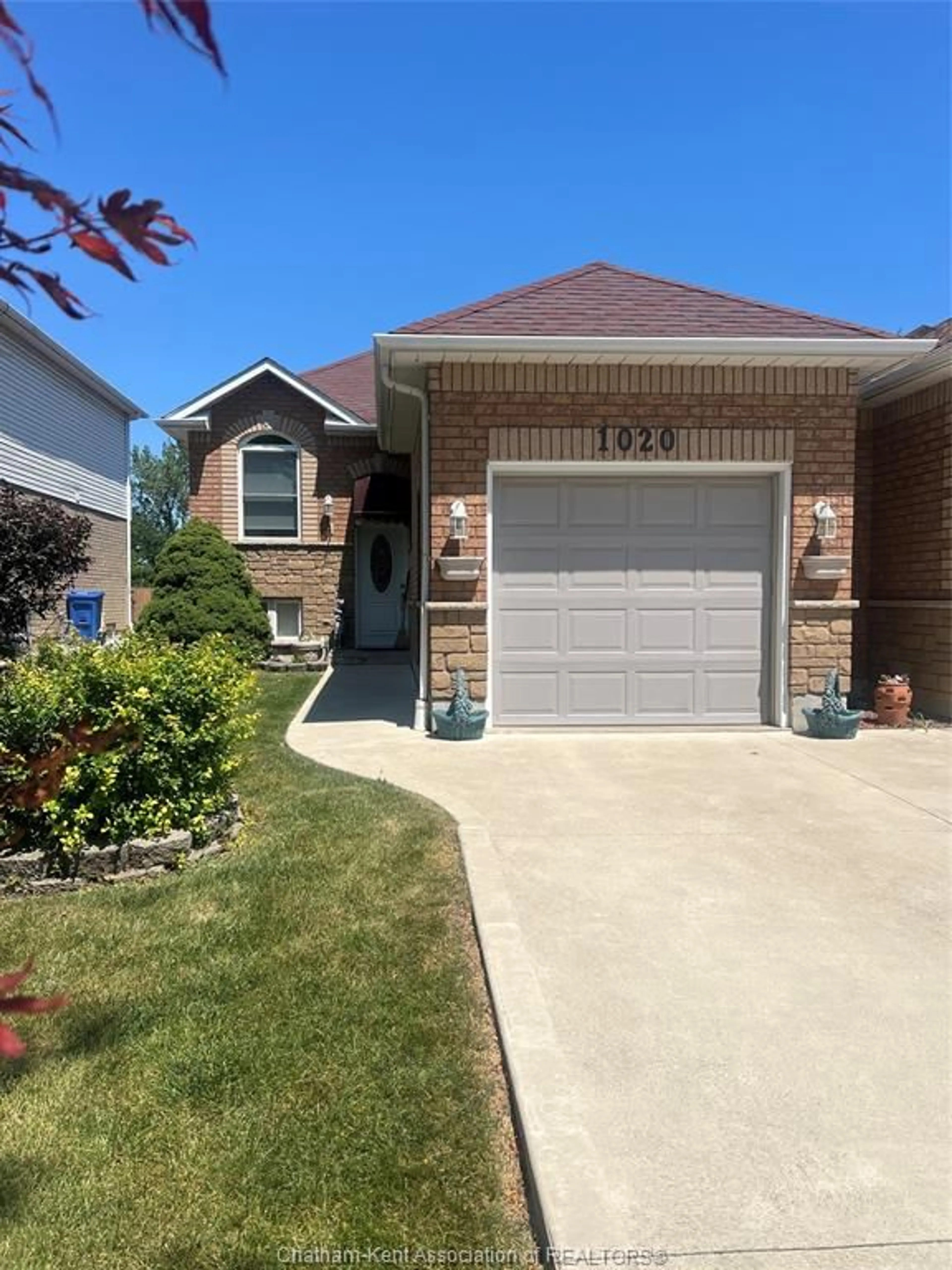 Home with brick exterior material, street for 1020 LEMONWOOD Cres, Windsor Ontario N9A 2R7