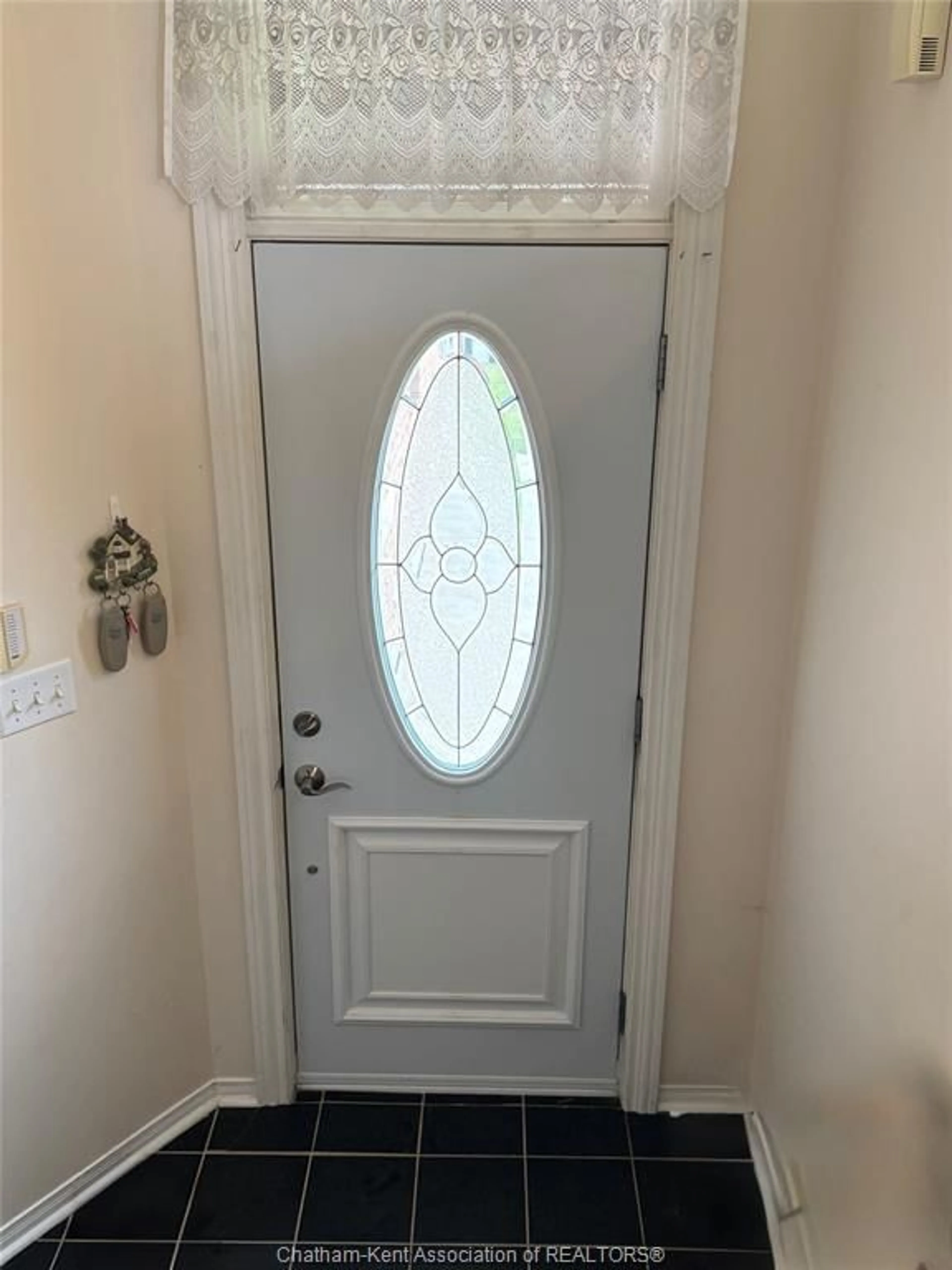 Indoor entryway for 1020 LEMONWOOD Cres, Windsor Ontario N9A 2R7