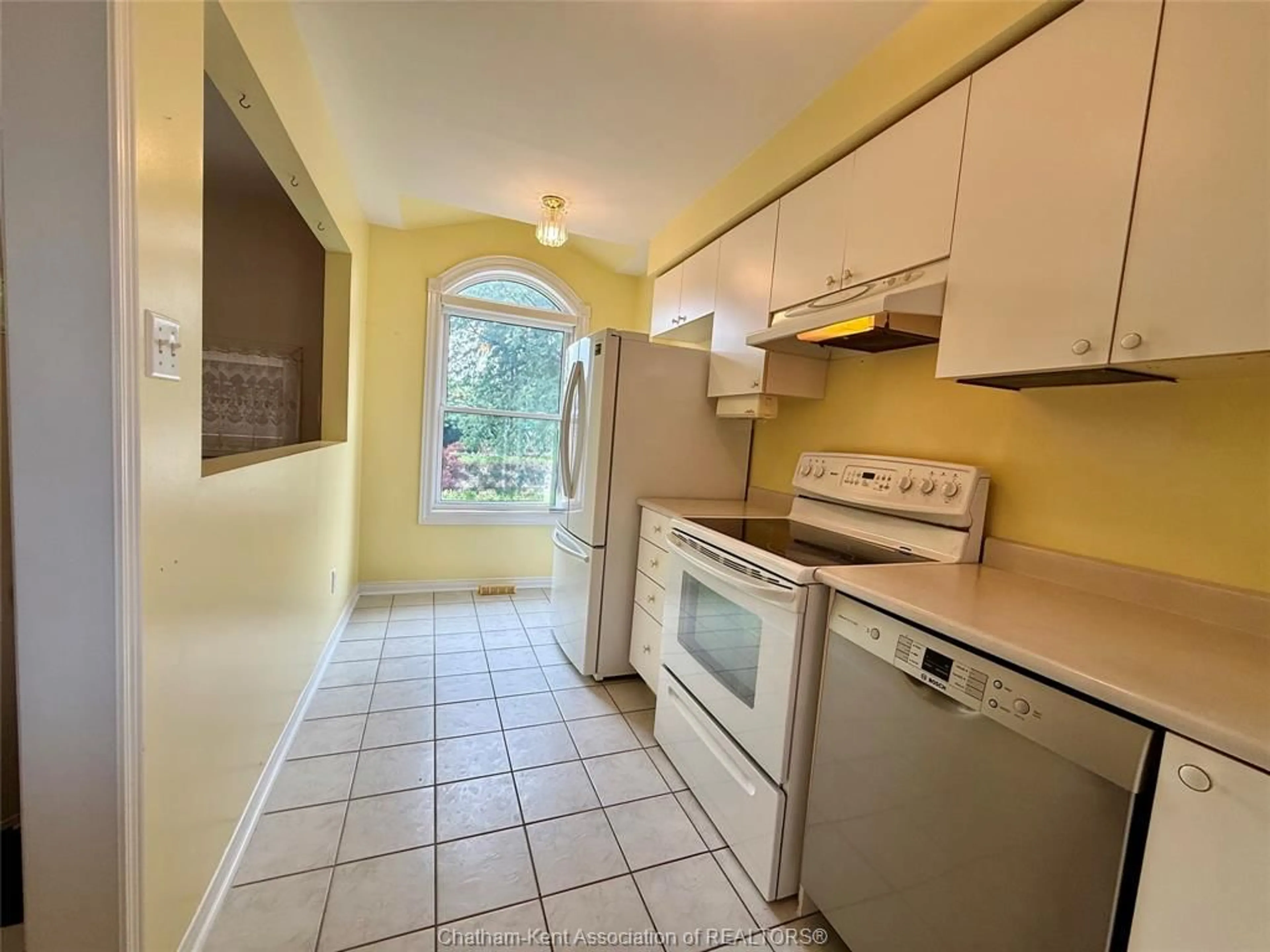 Standard kitchen, ceramic/tile floor for 1020 LEMONWOOD Cres, Windsor Ontario N9A 2R7