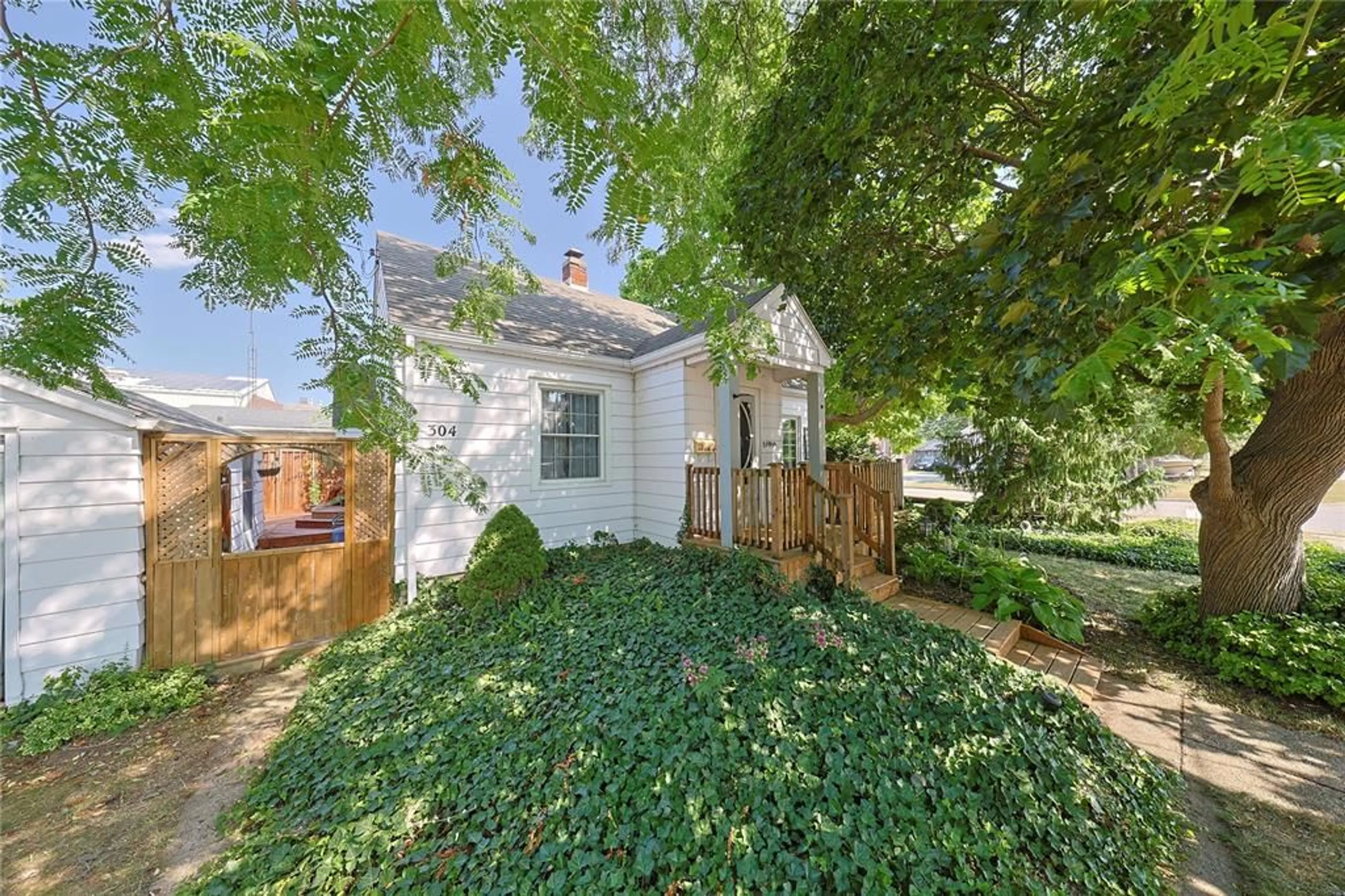 A pic from outside/outdoor area/front of a property/back of a property/a pic from drone, street for 304 LORNE Ave, Wallaceburg Ontario N8A 3Z3