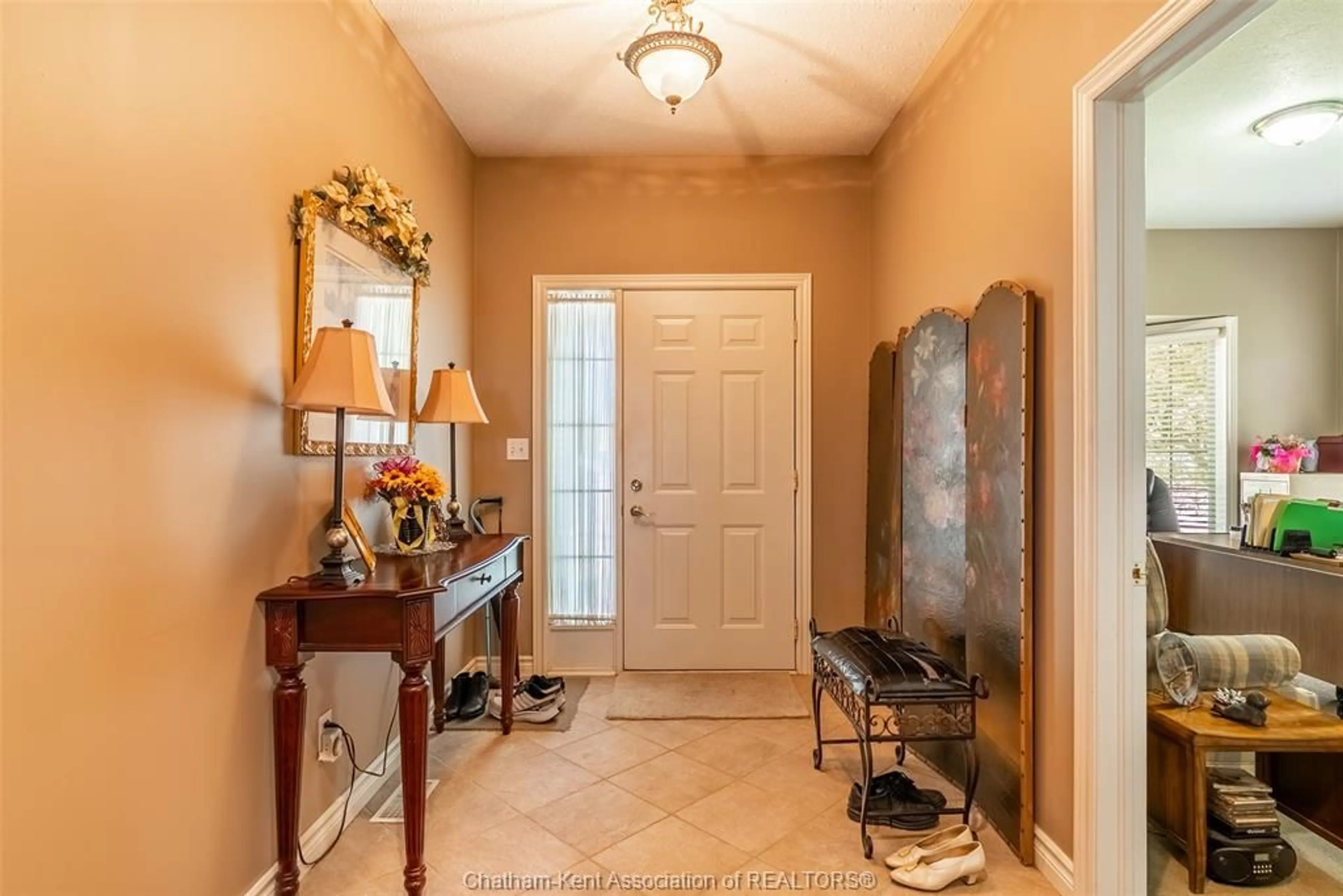 Indoor entryway for 35 HOME Pl, Chatham Ontario N7L 5P4