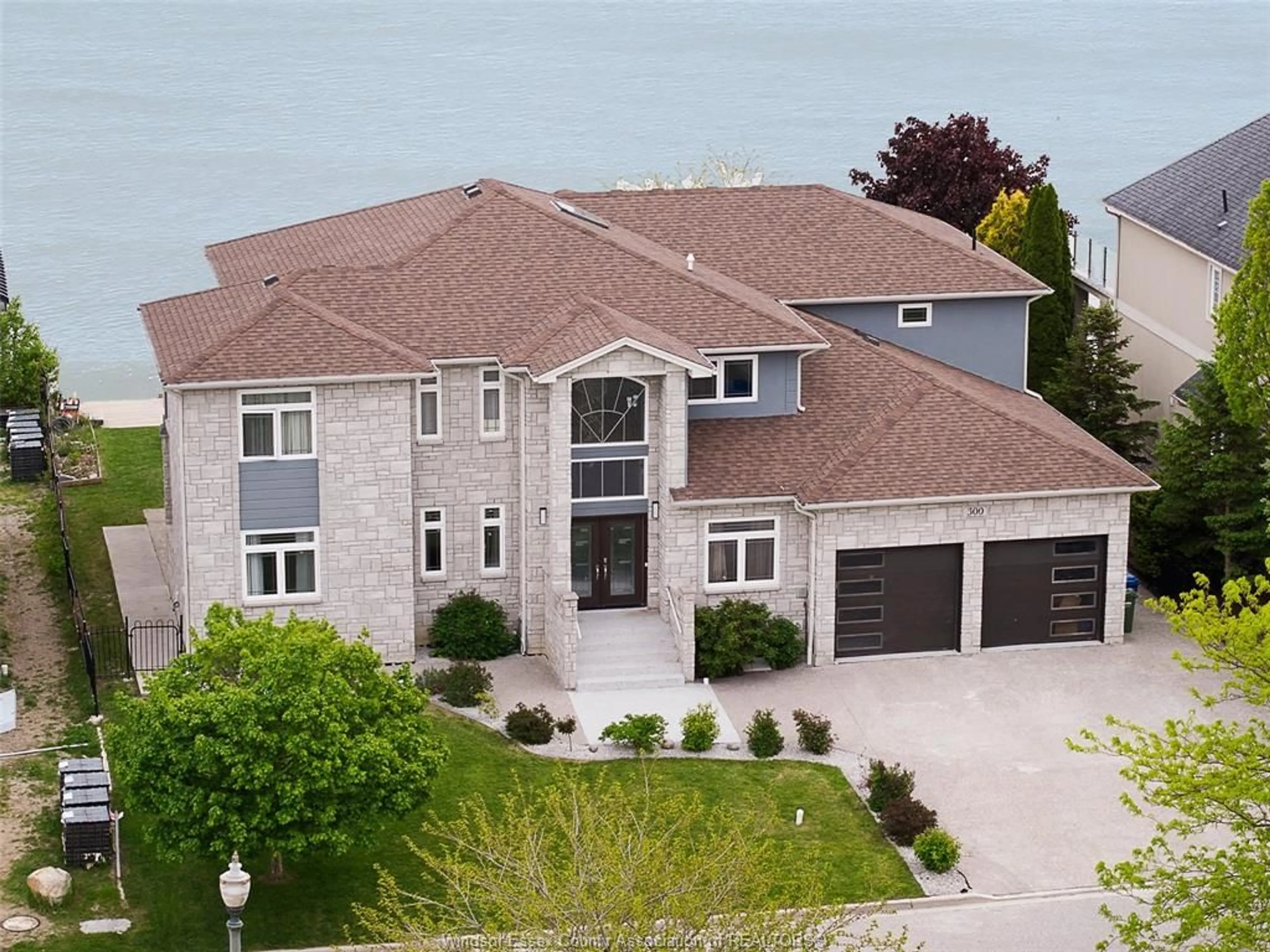A pic from outside/outdoor area/front of a property/back of a property/a pic from drone, street for 300 SHOREVIEW Cir, Windsor Ontario N8P 1M7