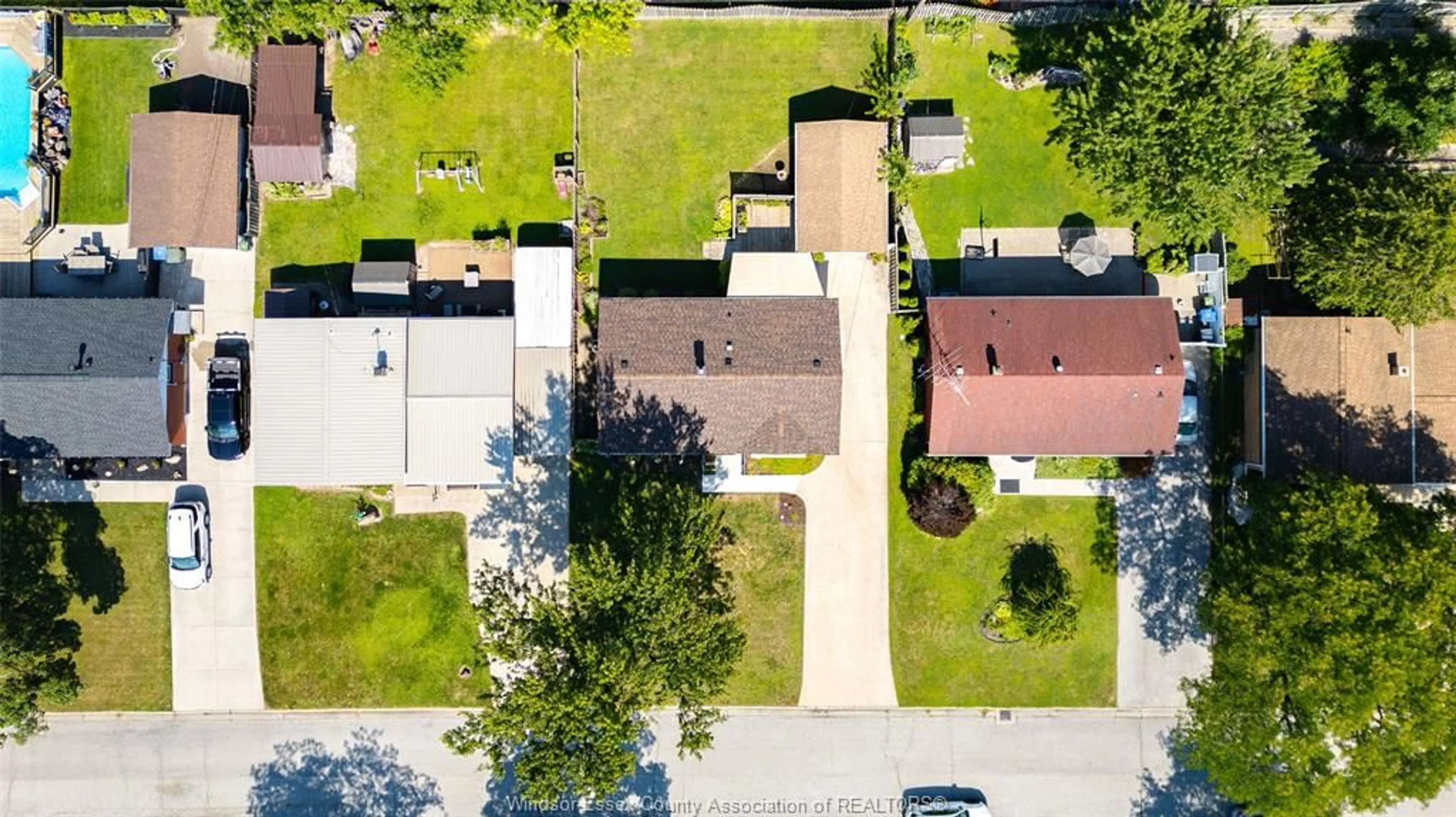 A pic from outside/outdoor area/front of a property/back of a property/a pic from drone, street for 3640 Charlevoix Ave, Windsor Ontario N9E 3B3