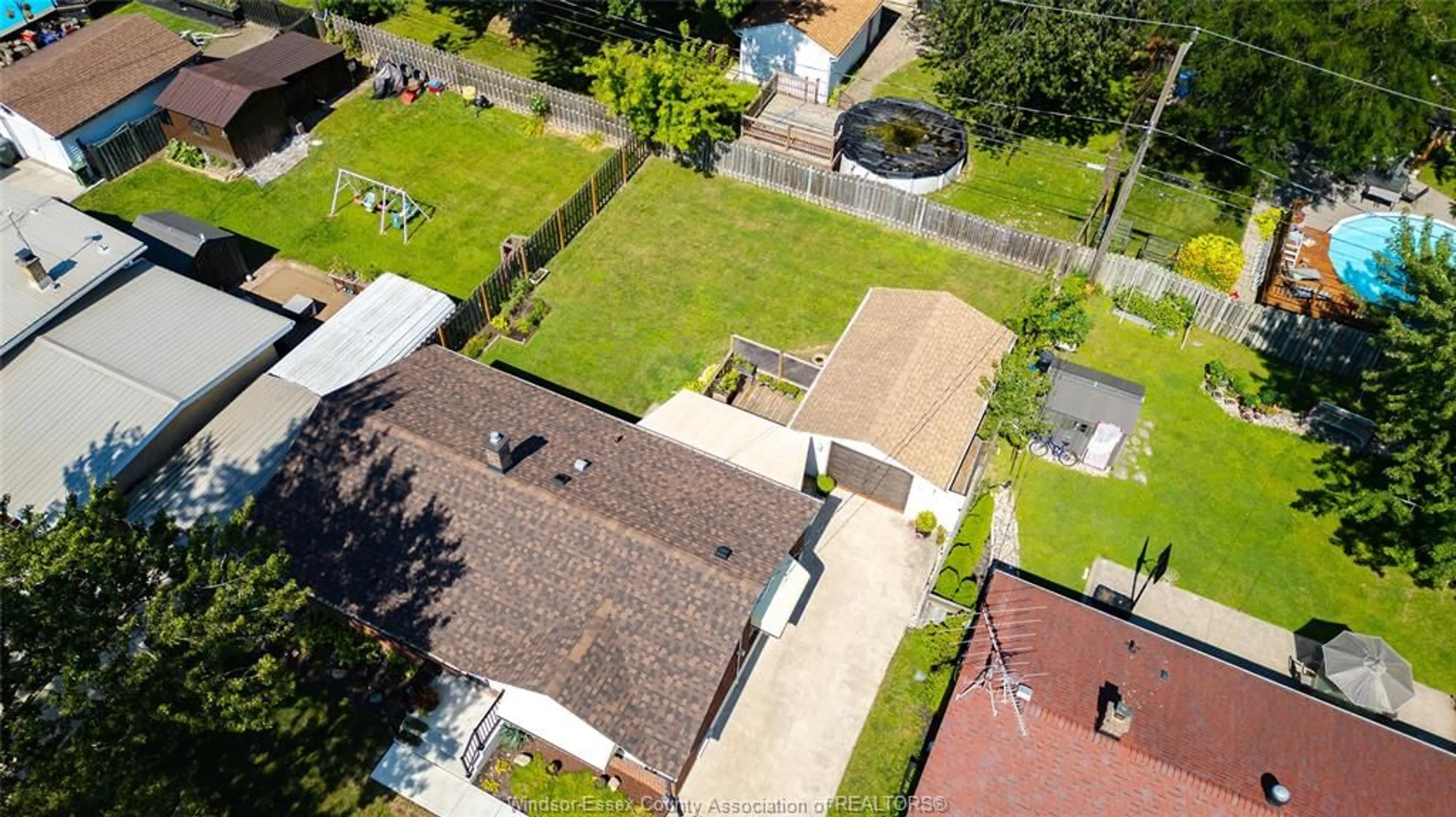 A pic from outside/outdoor area/front of a property/back of a property/a pic from drone, street for 3640 Charlevoix Ave, Windsor Ontario N9E 3B3