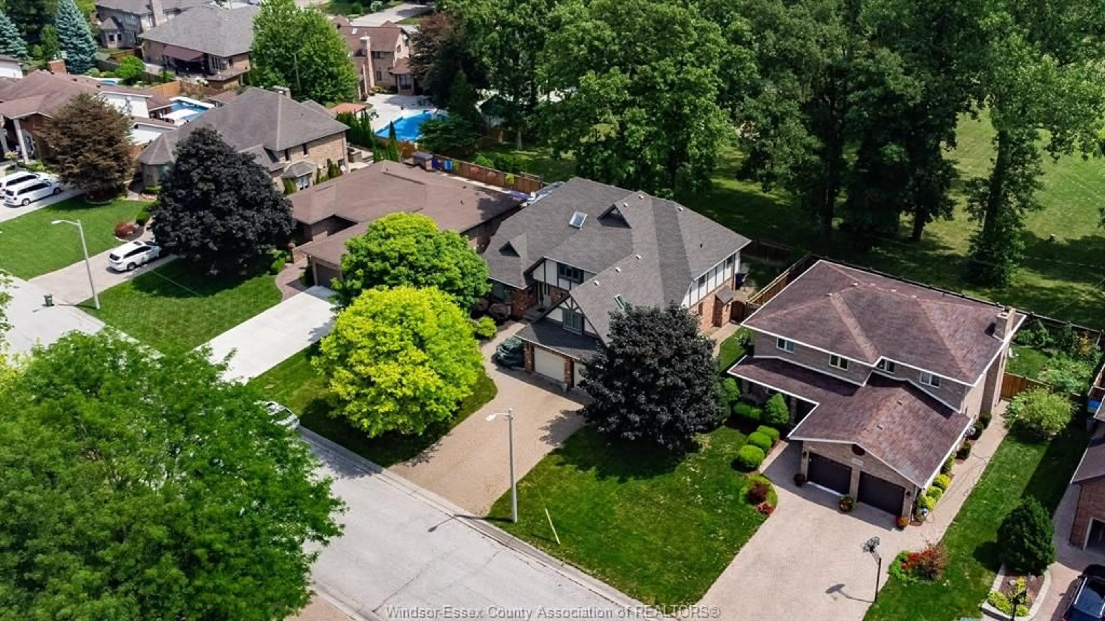A pic from outside/outdoor area/front of a property/back of a property/a pic from drone, street for 5940 OXLEY, LaSalle Ontario N9H 1N5
