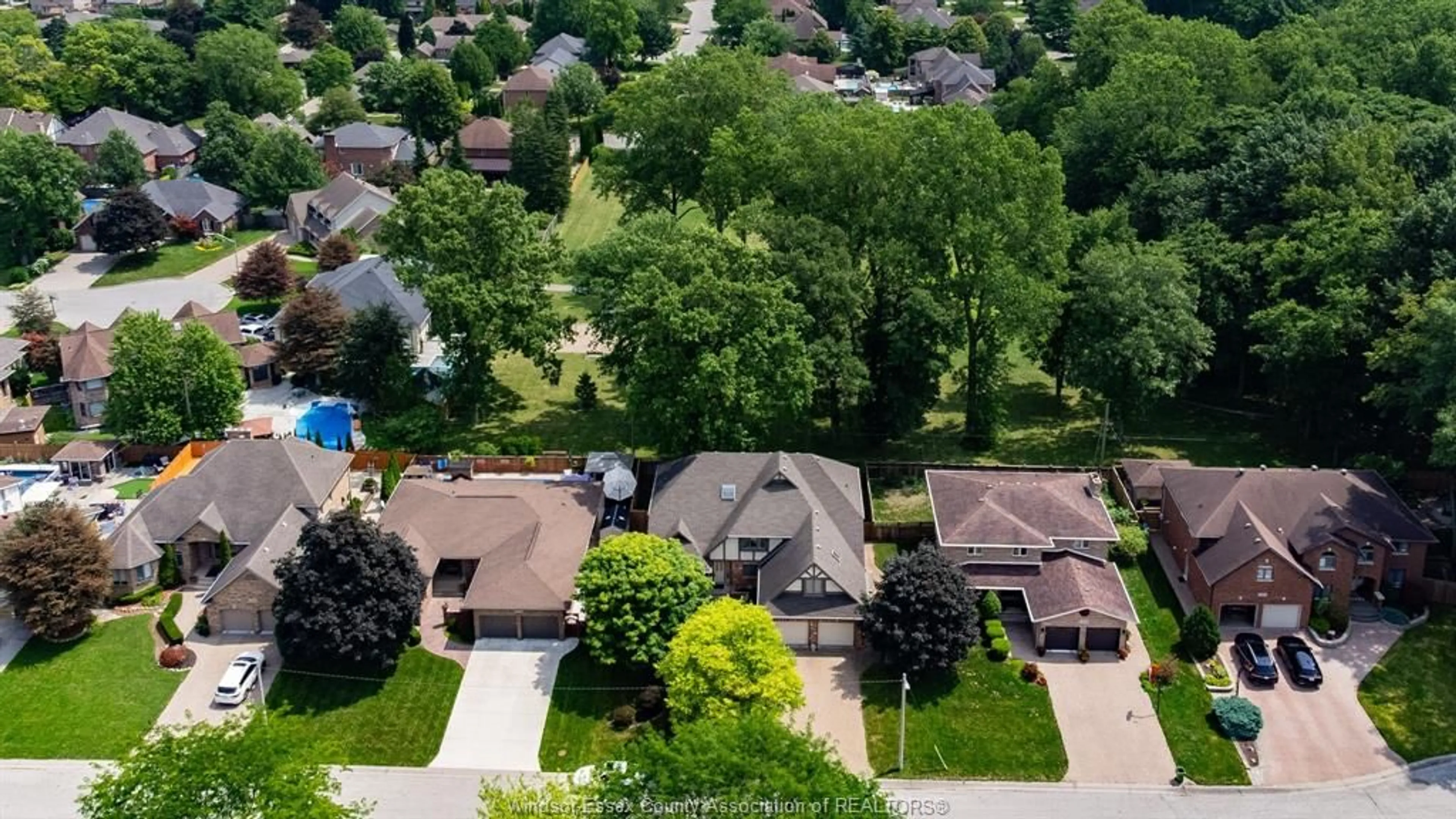 A pic from outside/outdoor area/front of a property/back of a property/a pic from drone, street for 5940 OXLEY, LaSalle Ontario N9H 1N5