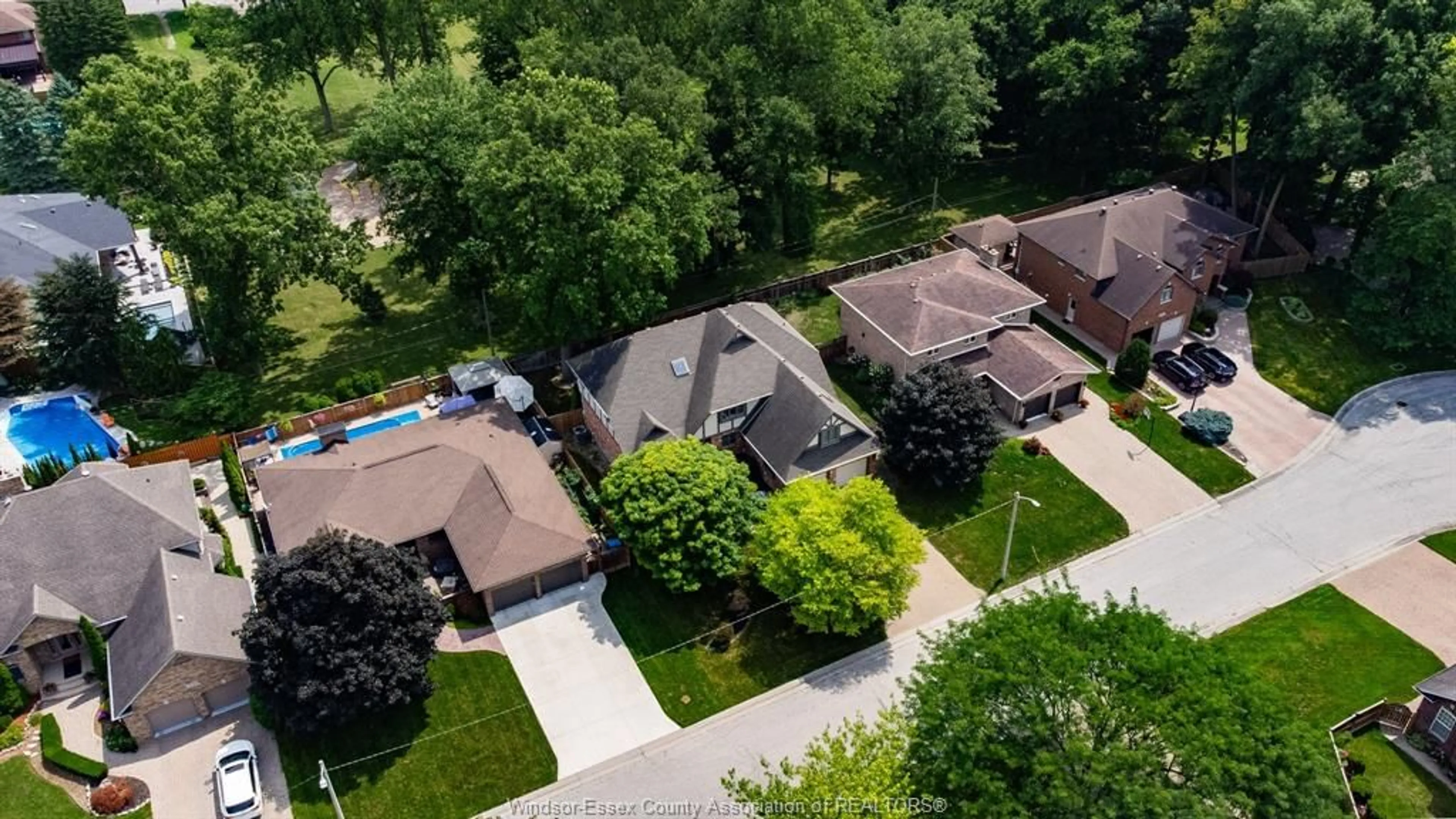 A pic from outside/outdoor area/front of a property/back of a property/a pic from drone, street for 5940 OXLEY, LaSalle Ontario N9H 1N5