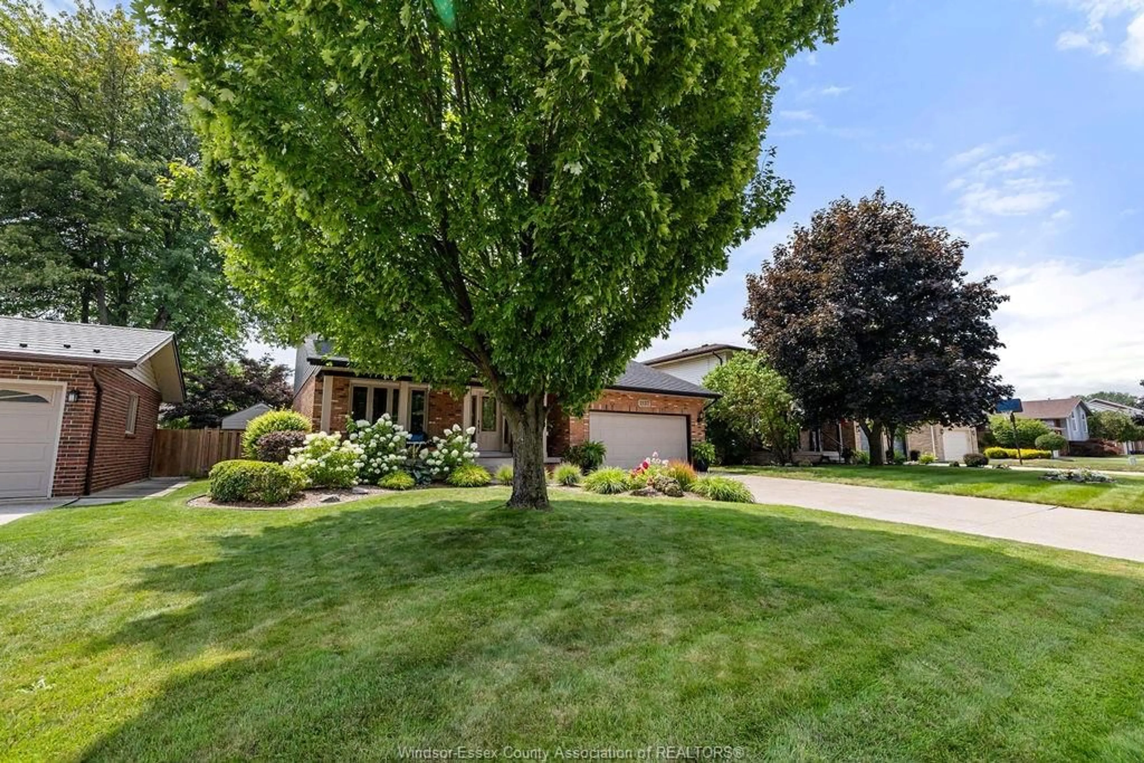 A pic from outside/outdoor area/front of a property/back of a property/a pic from drone, street for 2137 EDGEMORE AVE, LaSalle Ontario N9H 2K1