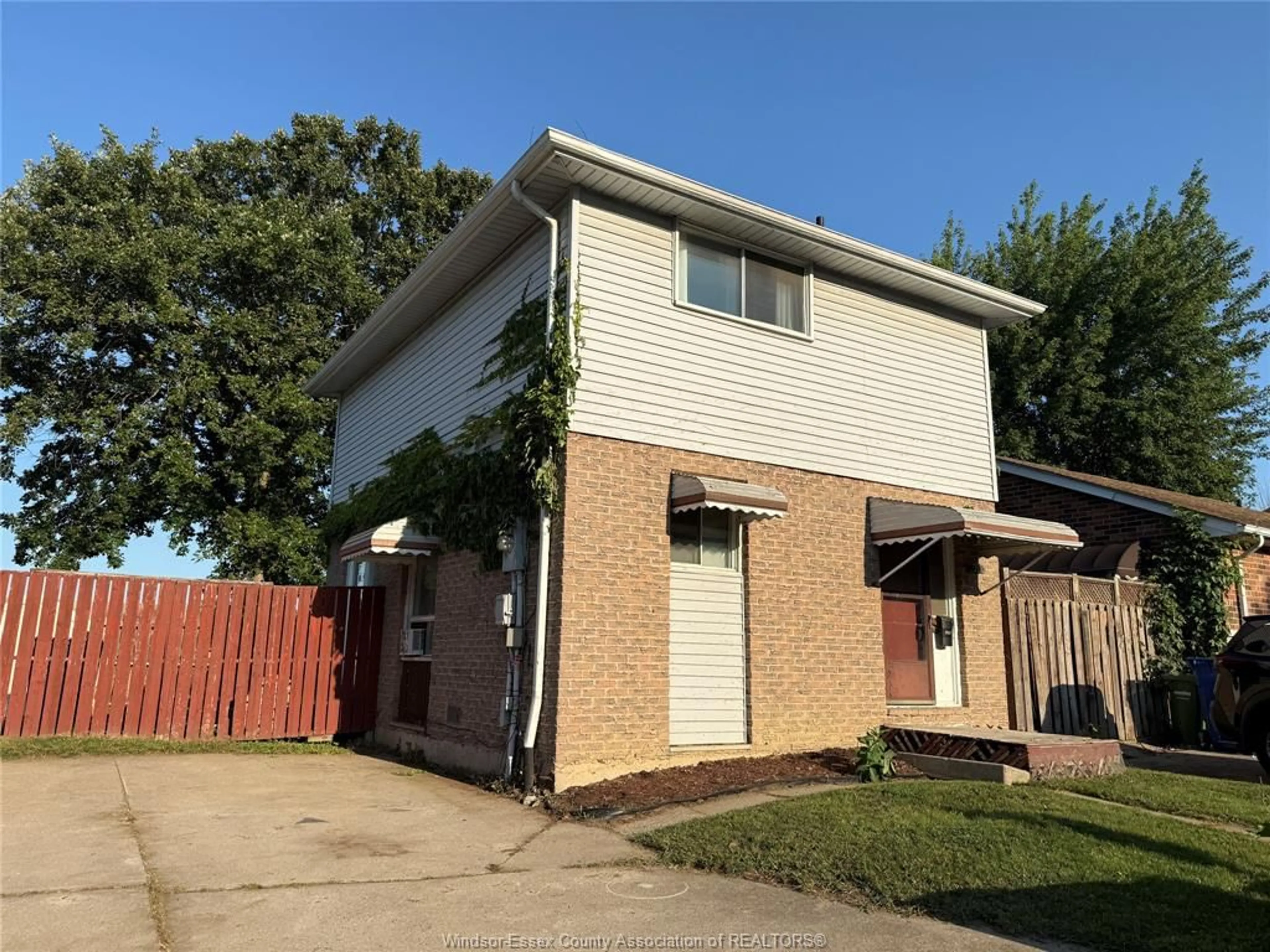 A pic from outside/outdoor area/front of a property/back of a property/a pic from drone, street for 1110 ABBEY Crt, Windsor Ontario N8S 4E9