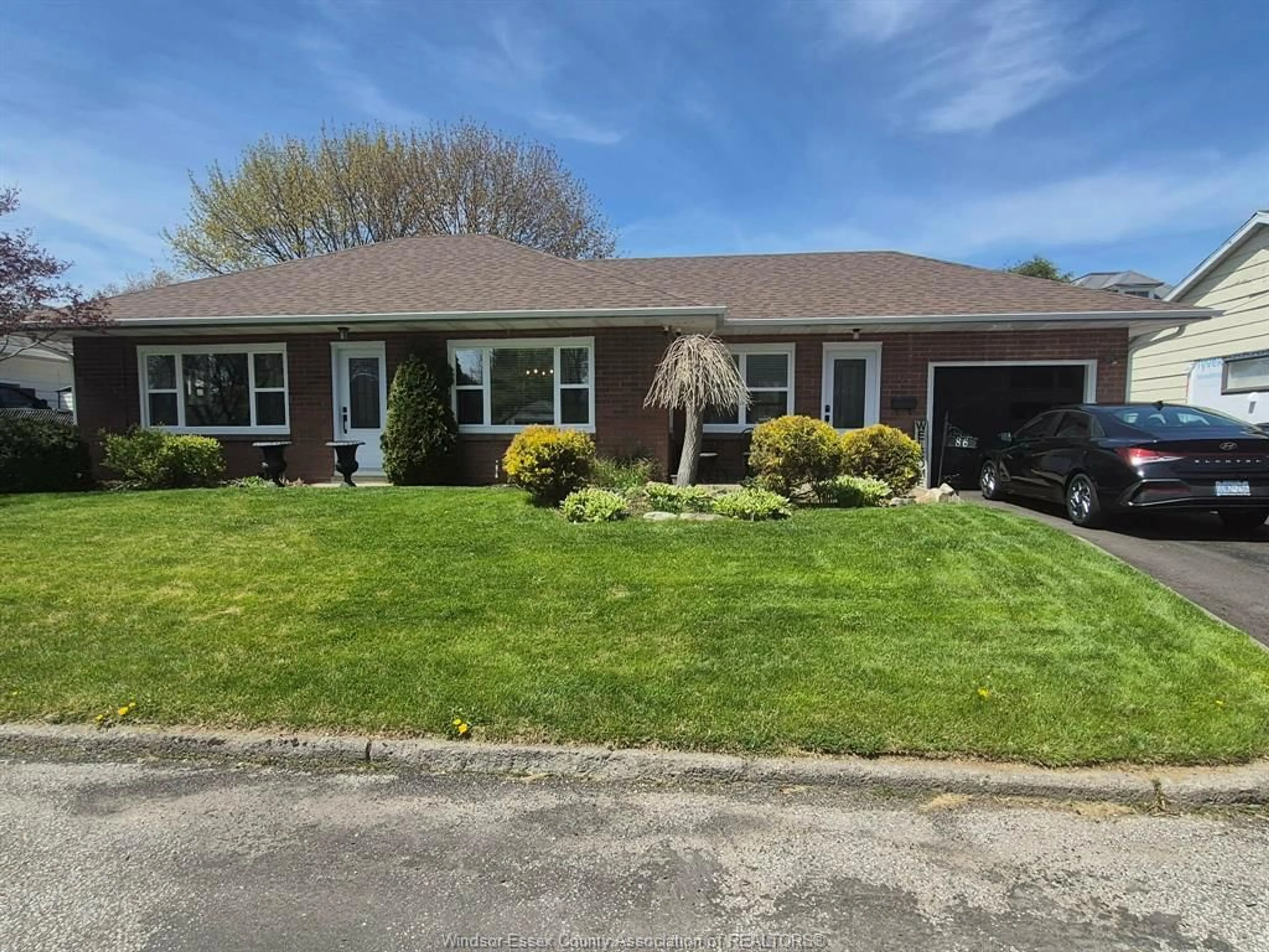 A pic from outside/outdoor area/front of a property/back of a property/a pic from drone, street for 86 MARY St, Thamesville Ontario N0P 2K0
