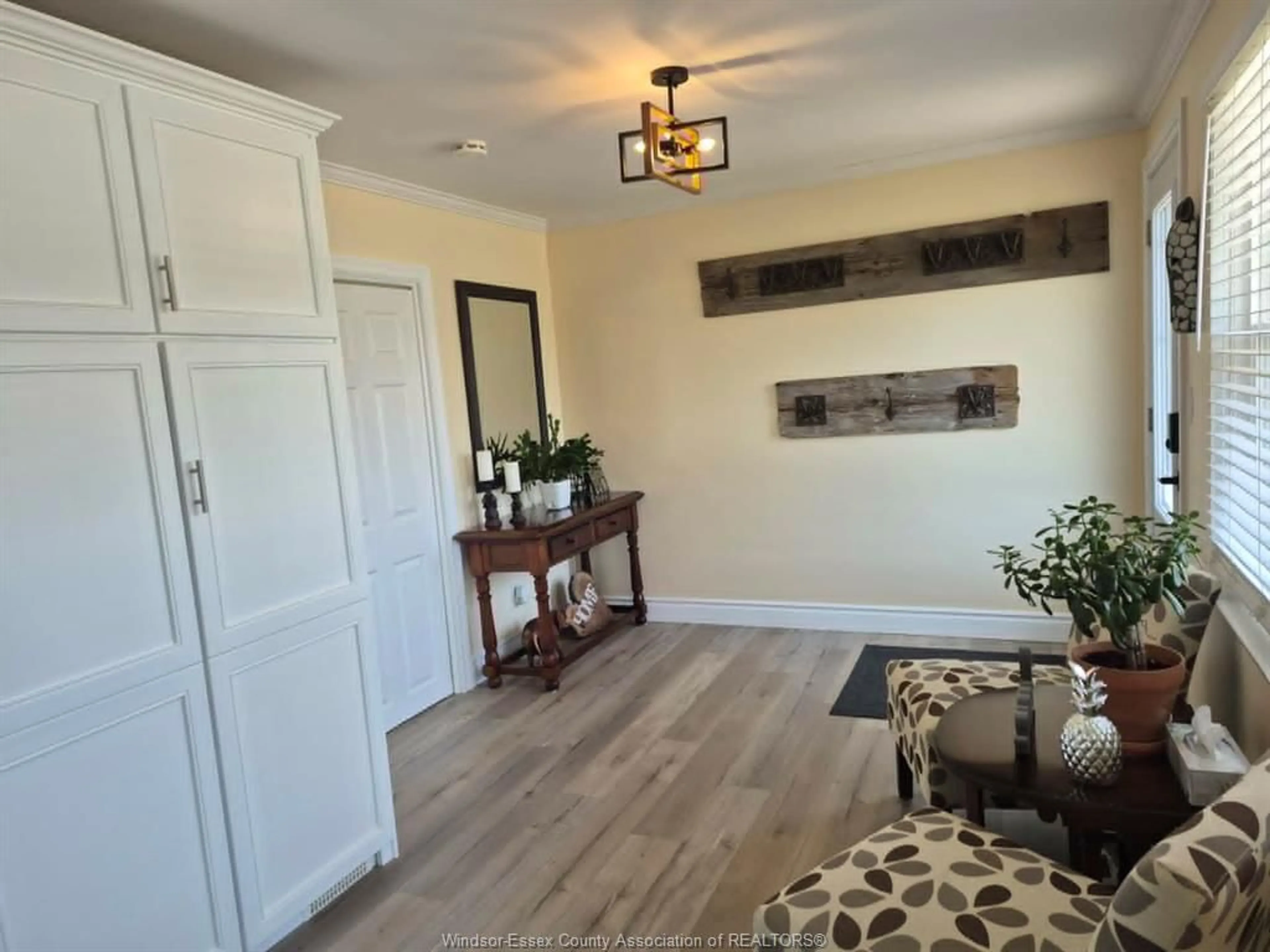 Indoor entryway for 86 MARY St, Thamesville Ontario N0P 2K0