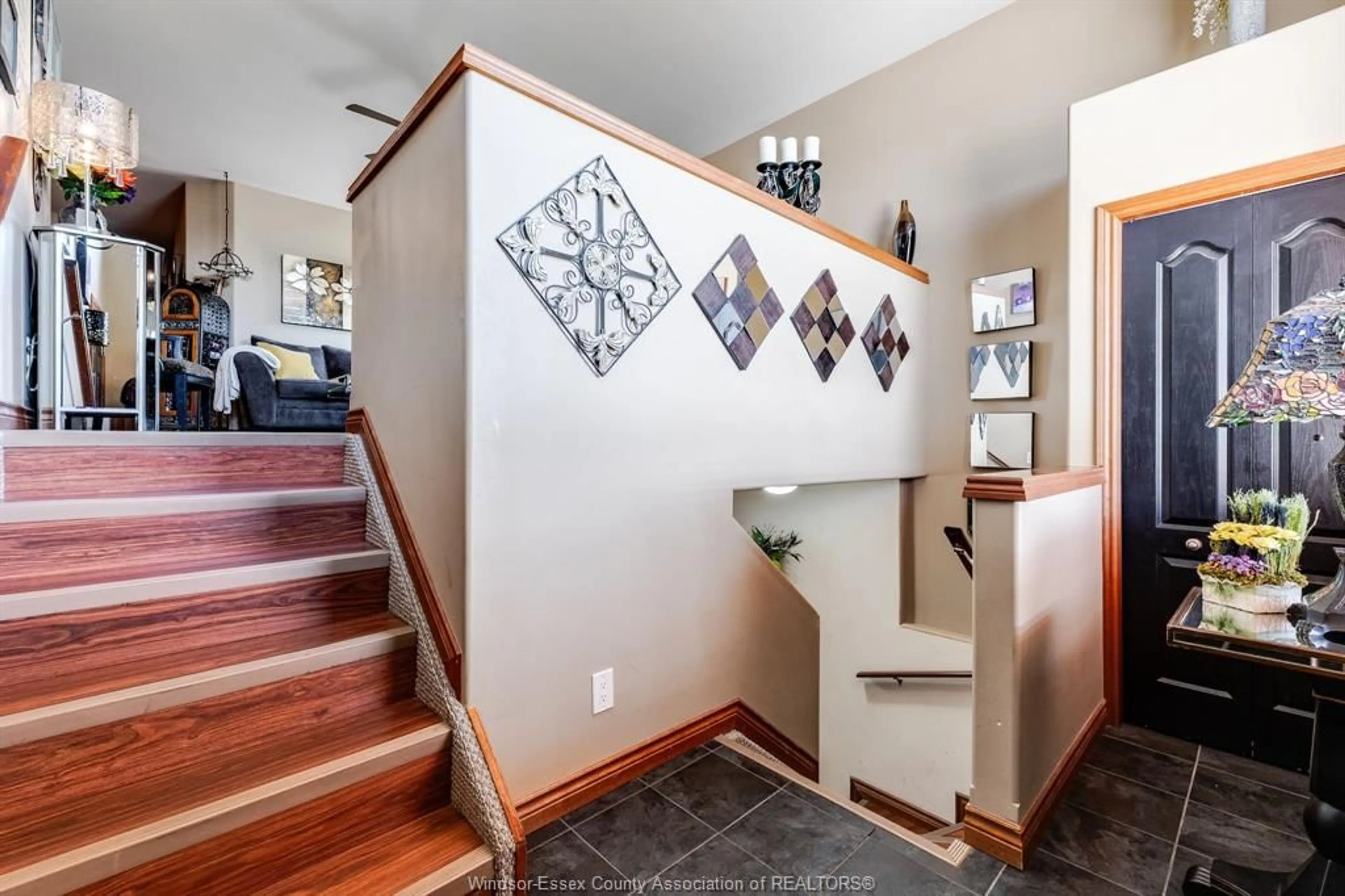Indoor entryway for 420 MARLA Cres, Lakeshore Ontario N8L 1B9