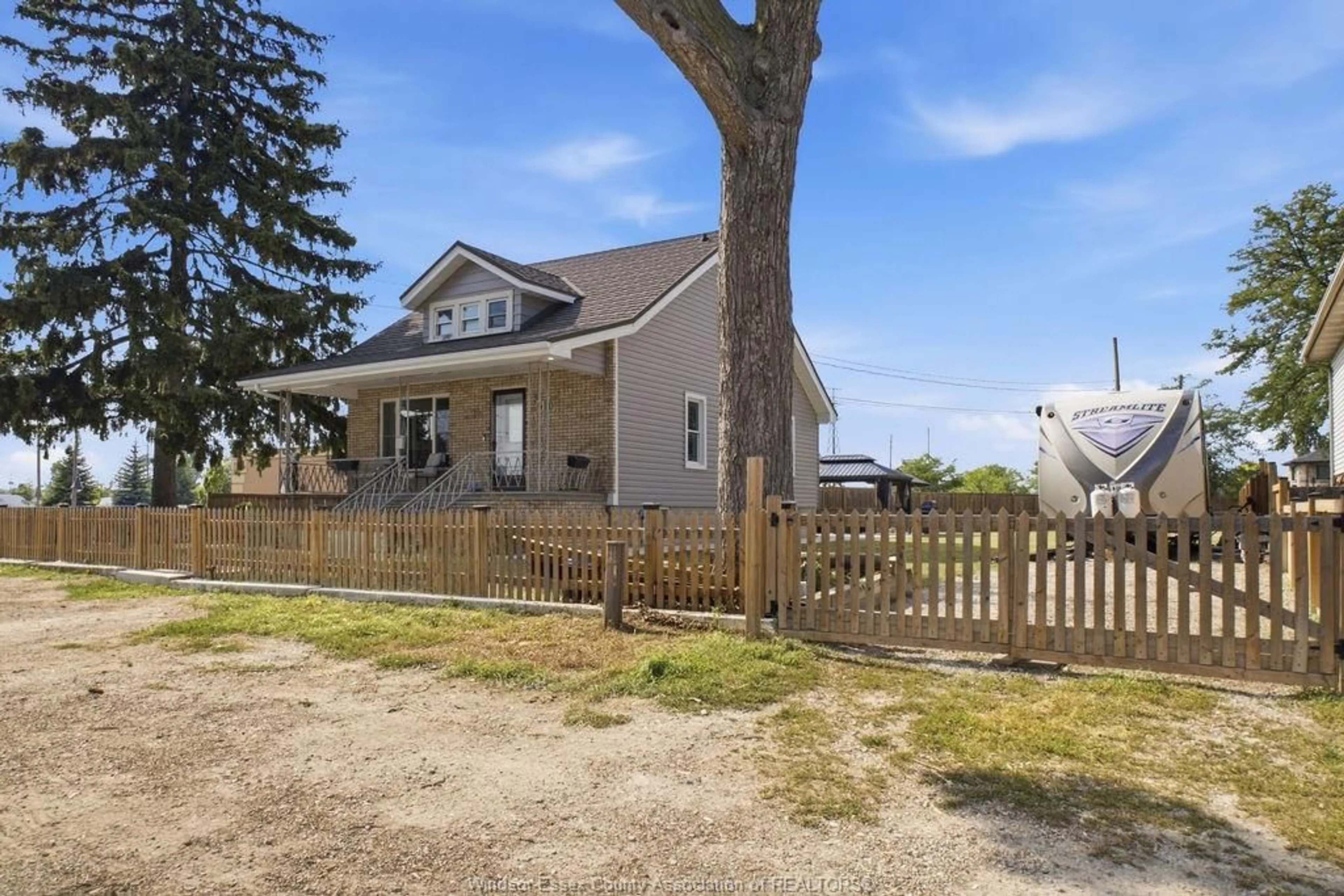 A pic from outside/outdoor area/front of a property/back of a property/a pic from drone, street for 610 BRAZIL Ave, Windsor Ontario N8X 2X5