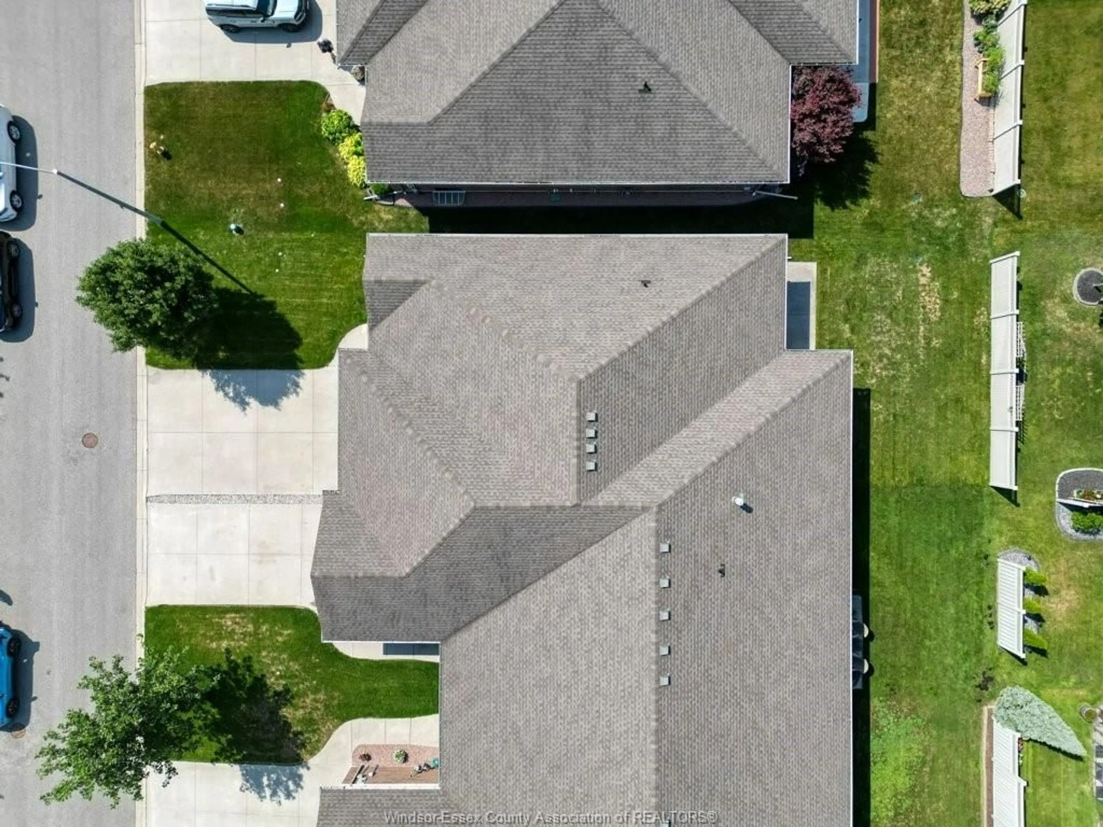 A pic from outside/outdoor area/front of a property/back of a property/a pic from drone, street for 2243 Gatwick Ave, Windsor Ontario N8P 0B6