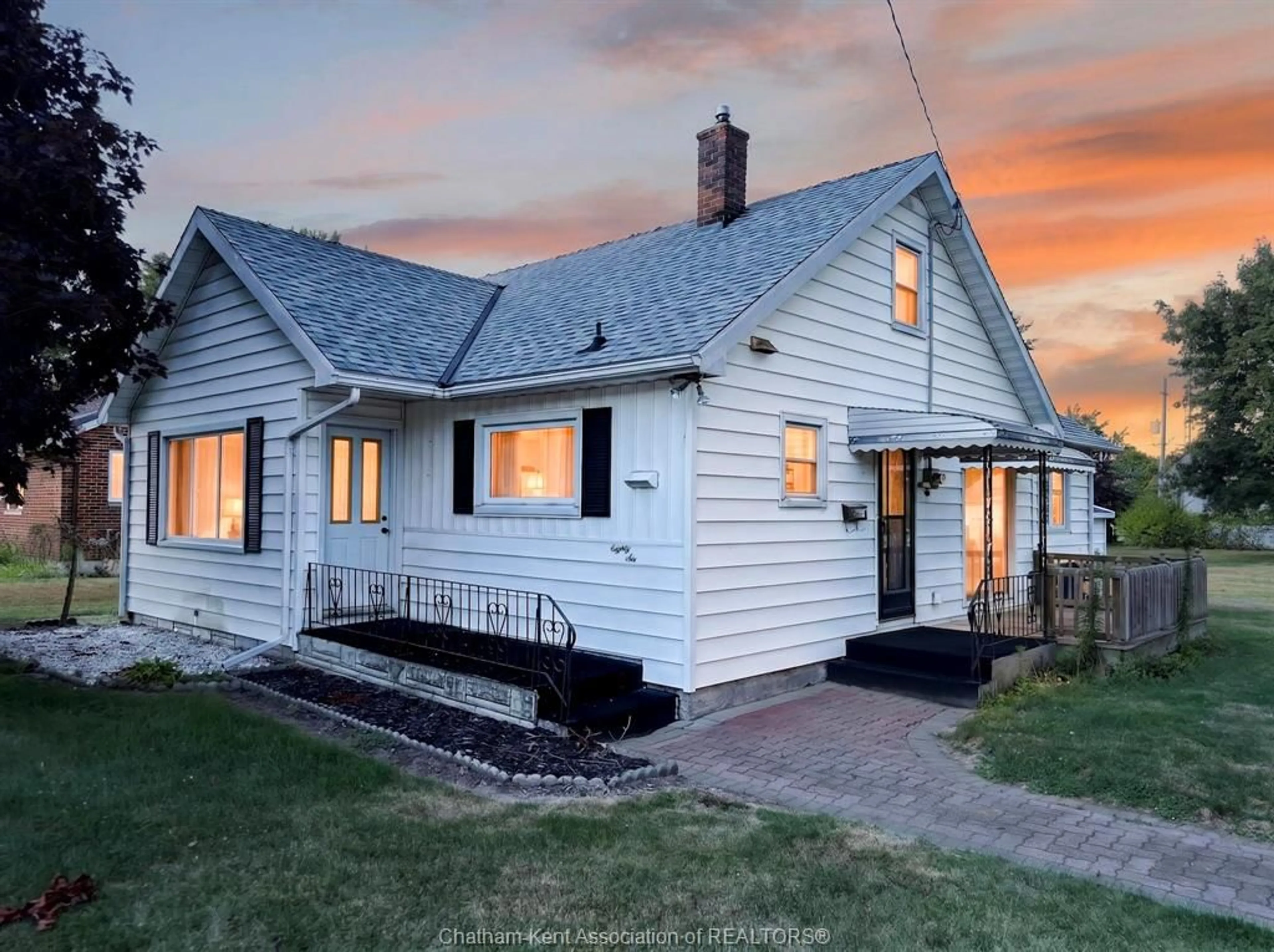 Home with vinyl exterior material, street for 86 LAMILA St, Thamesville Ontario N0P 2K0