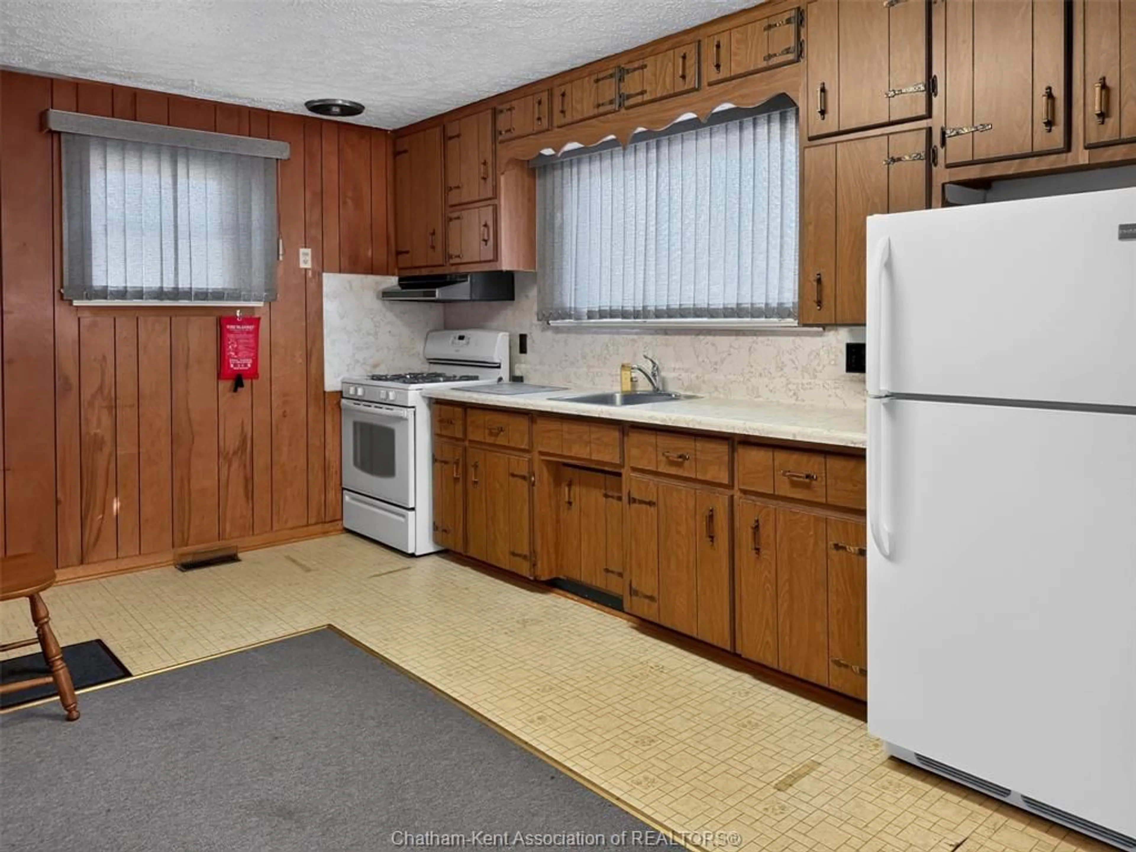 Standard kitchen, unknown for 86 LAMILA St, Thamesville Ontario N0P 2K0