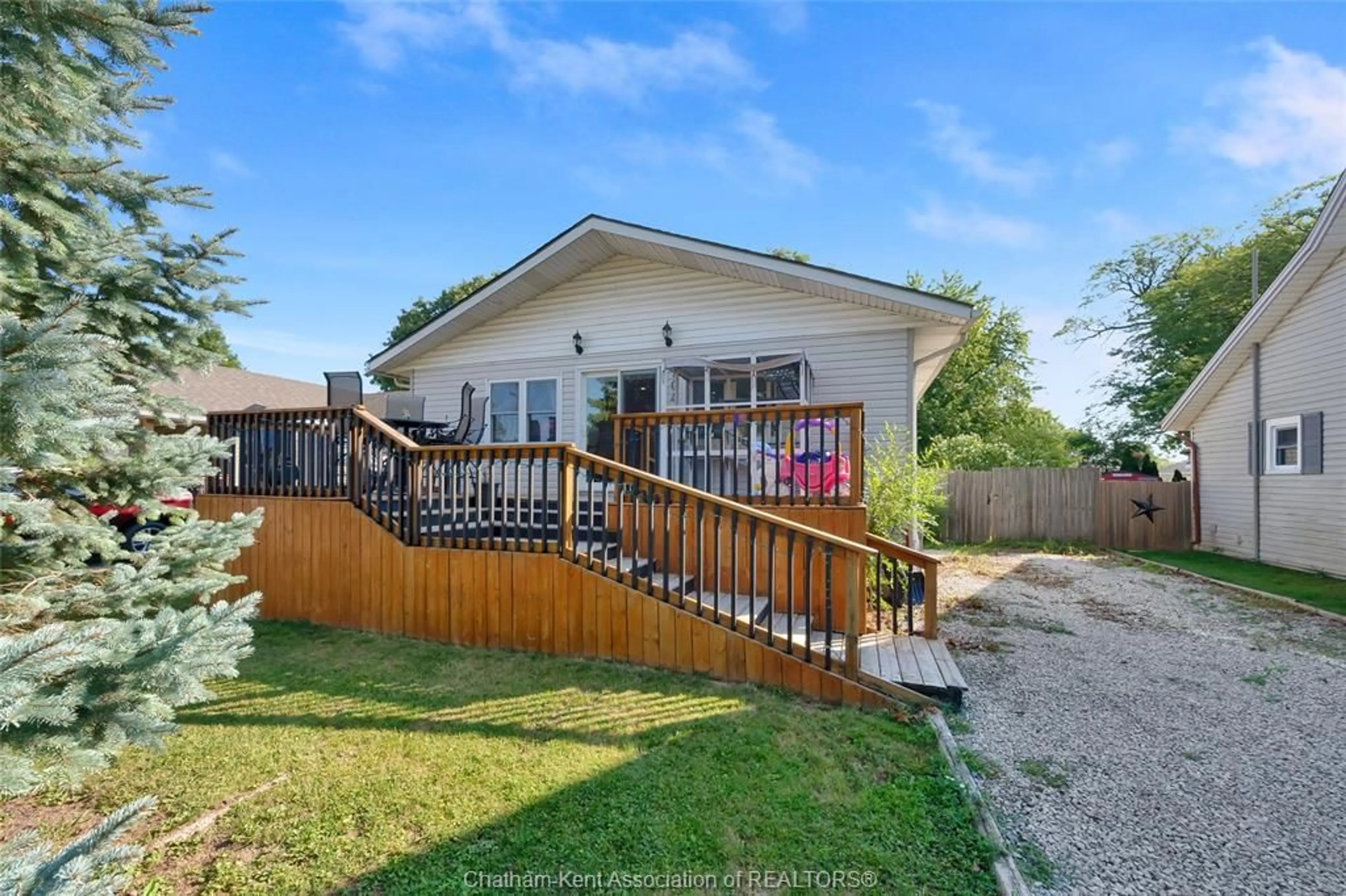 A pic from outside/outdoor area/front of a property/back of a property/a pic from drone, street for 104 Erie St, Merlin Ontario N0P 1W0