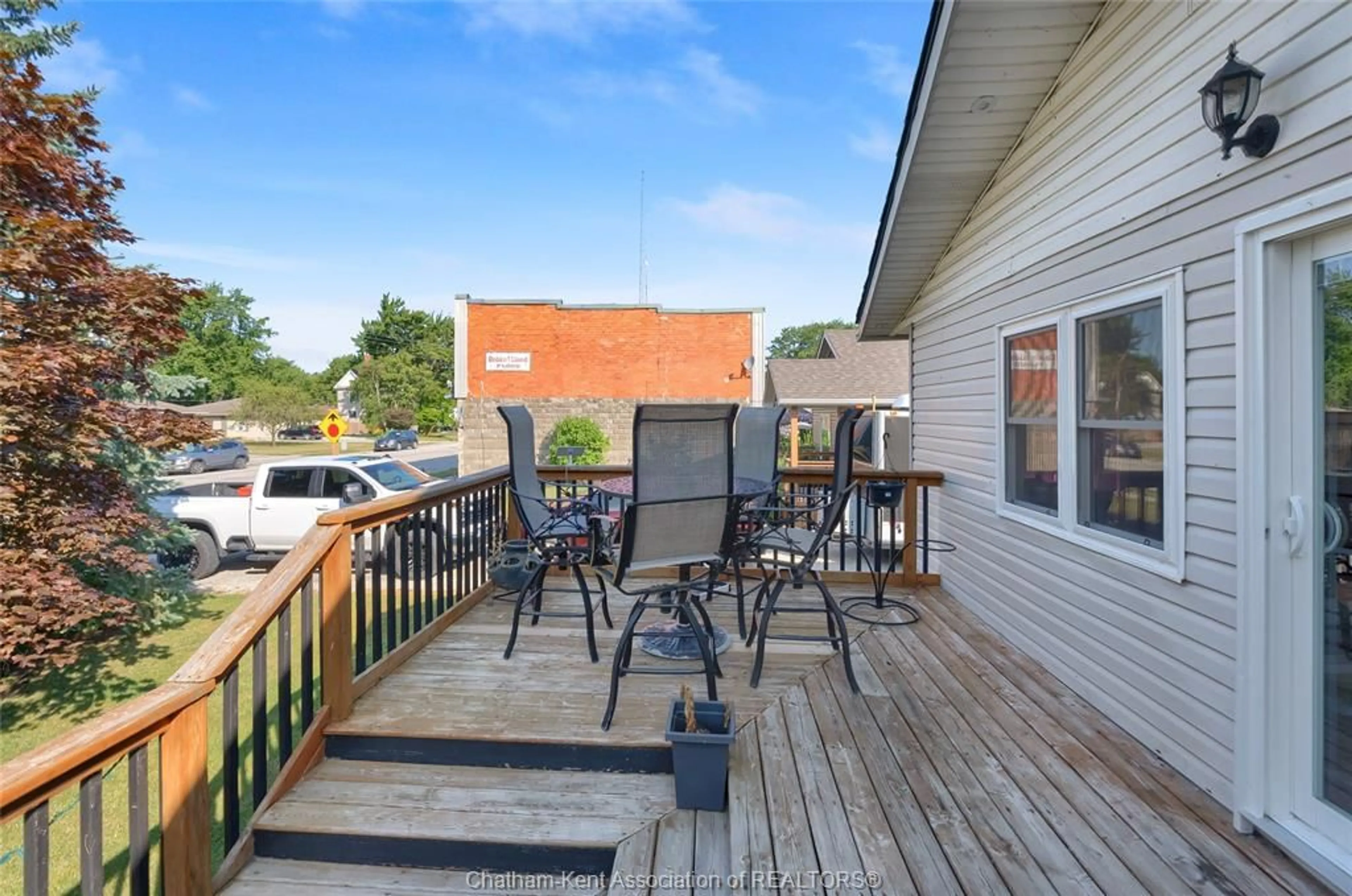 Patio, street for 104 Erie St, Merlin Ontario N0P 1W0