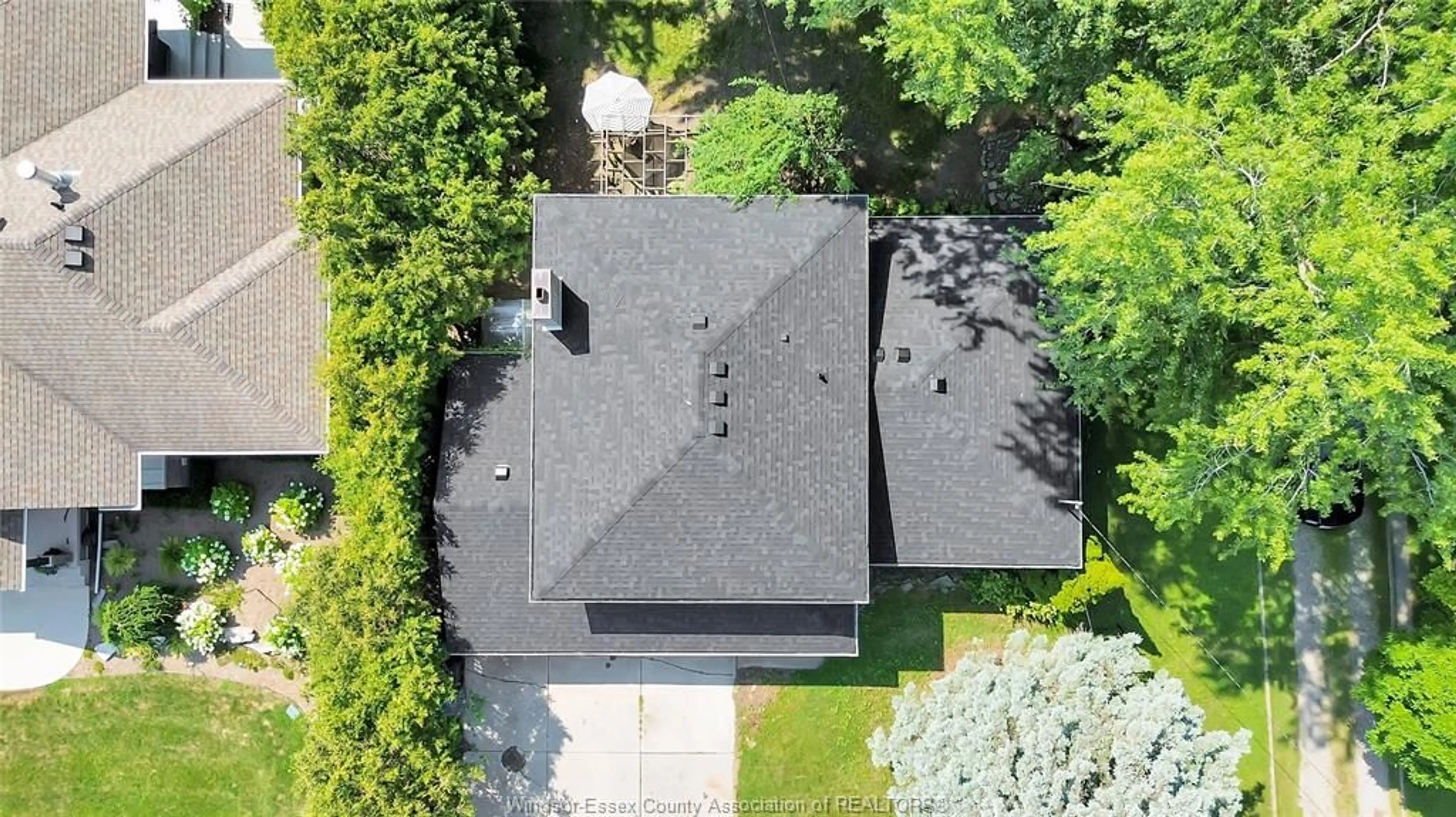 A pic from outside/outdoor area/front of a property/back of a property/a pic from drone, street for 655 ROSELAND Dr, Windsor Ontario N9G 1T7