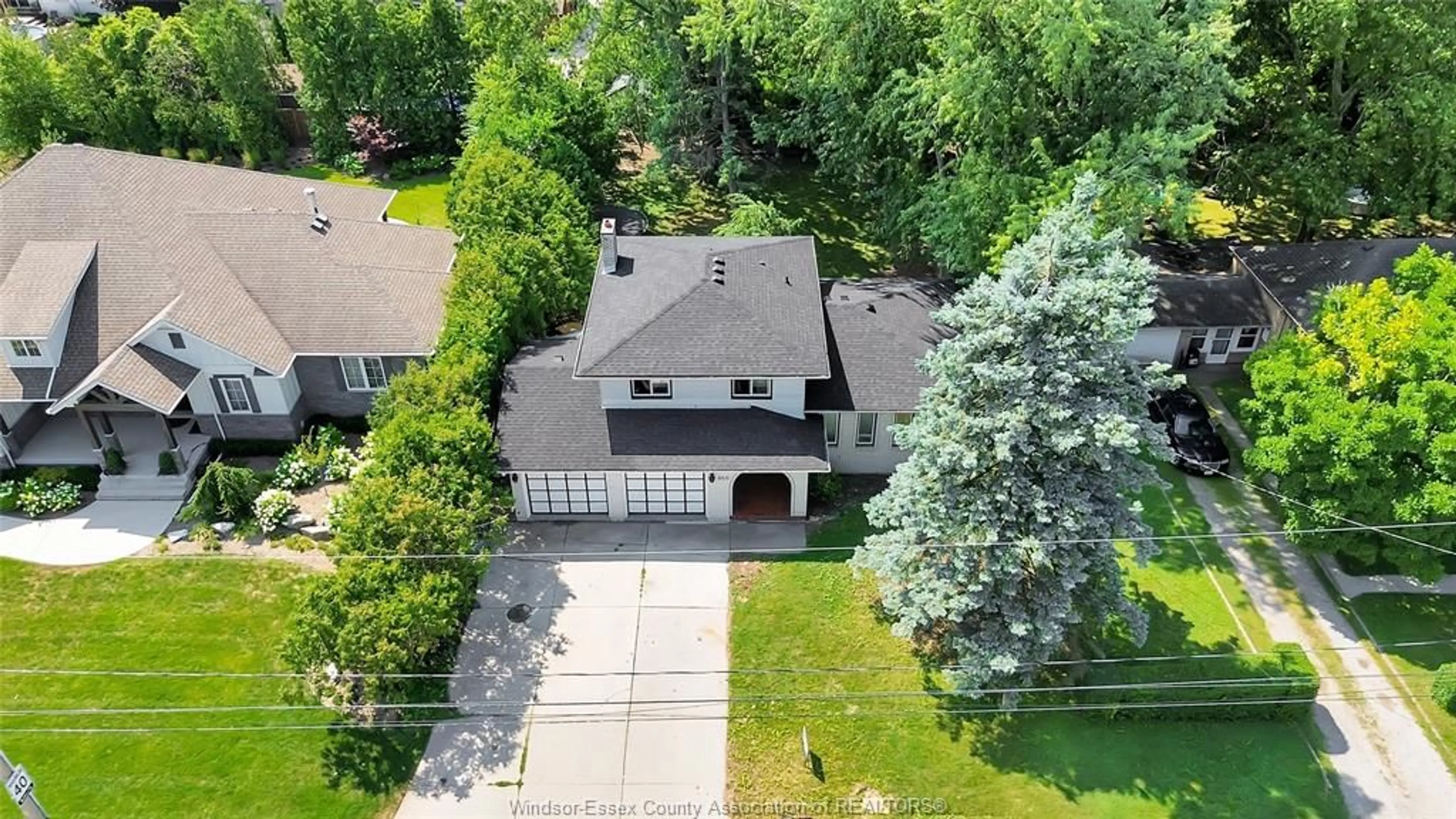 A pic from outside/outdoor area/front of a property/back of a property/a pic from drone, street for 655 ROSELAND Dr, Windsor Ontario N9G 1T7