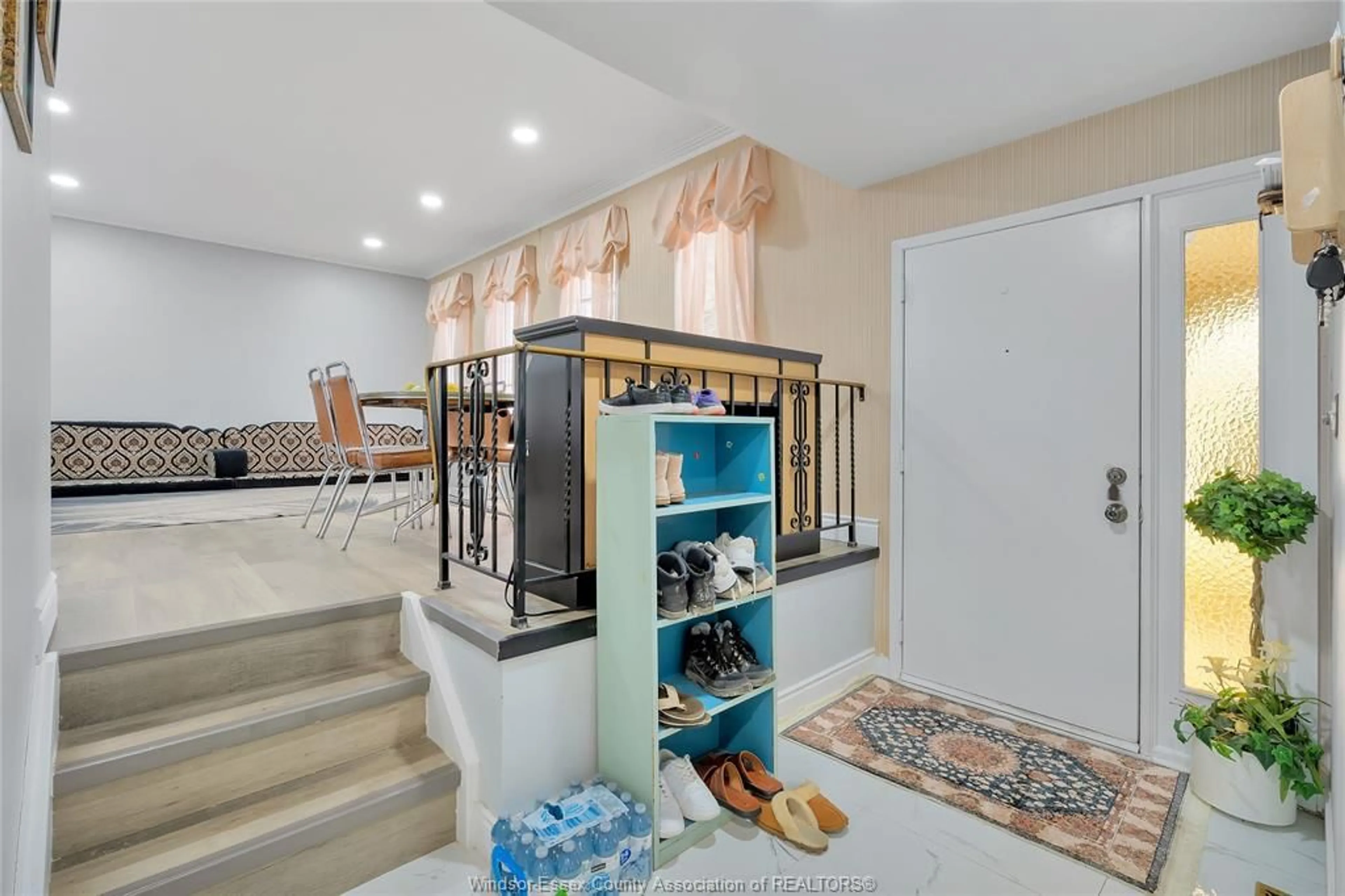 Indoor foyer for 655 ROSELAND Dr, Windsor Ontario N9G 1T7