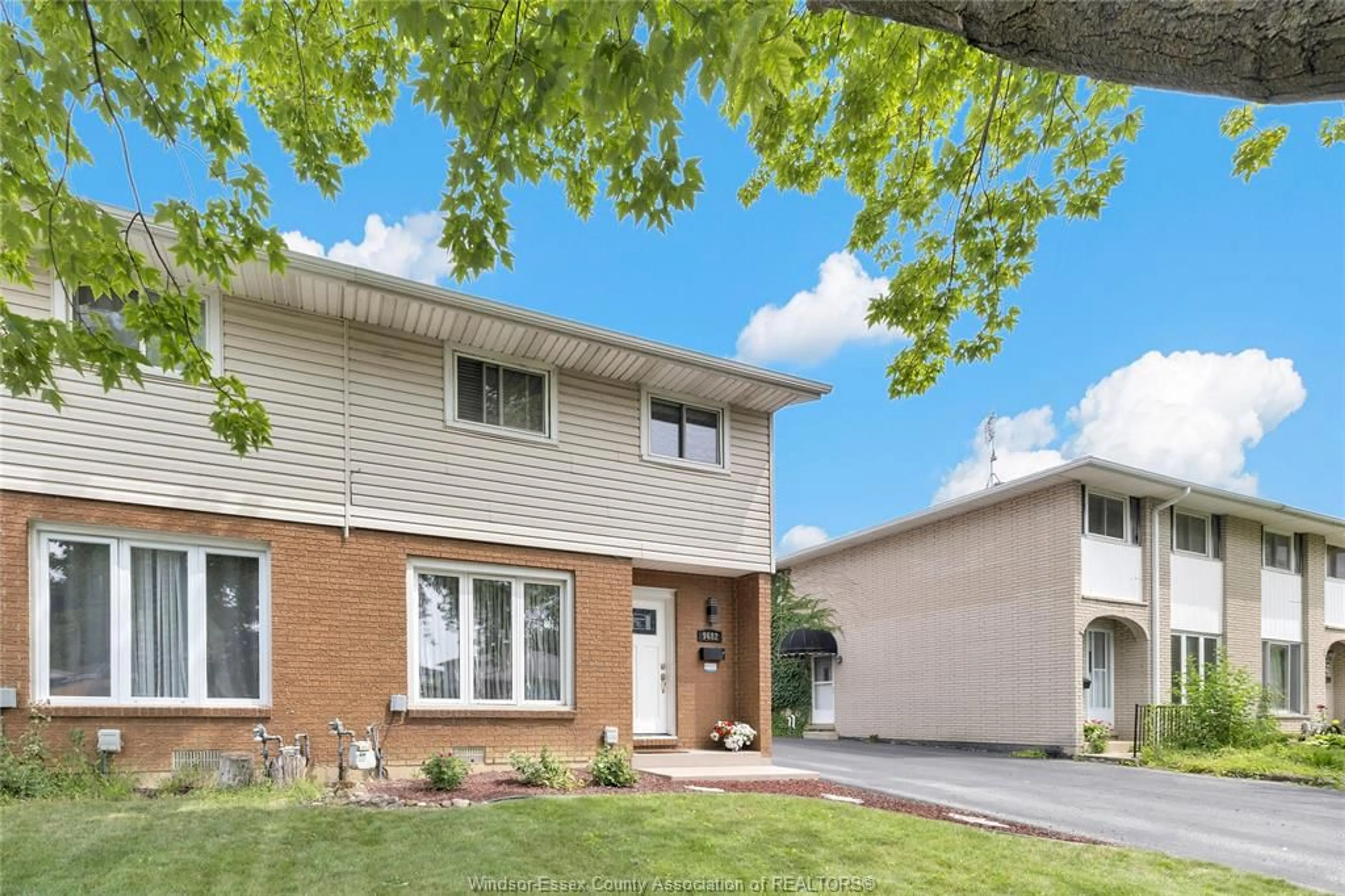 Home with vinyl exterior material, street for 9682 LYNNGROVE Cres, Windsor Ontario N8R 1B7