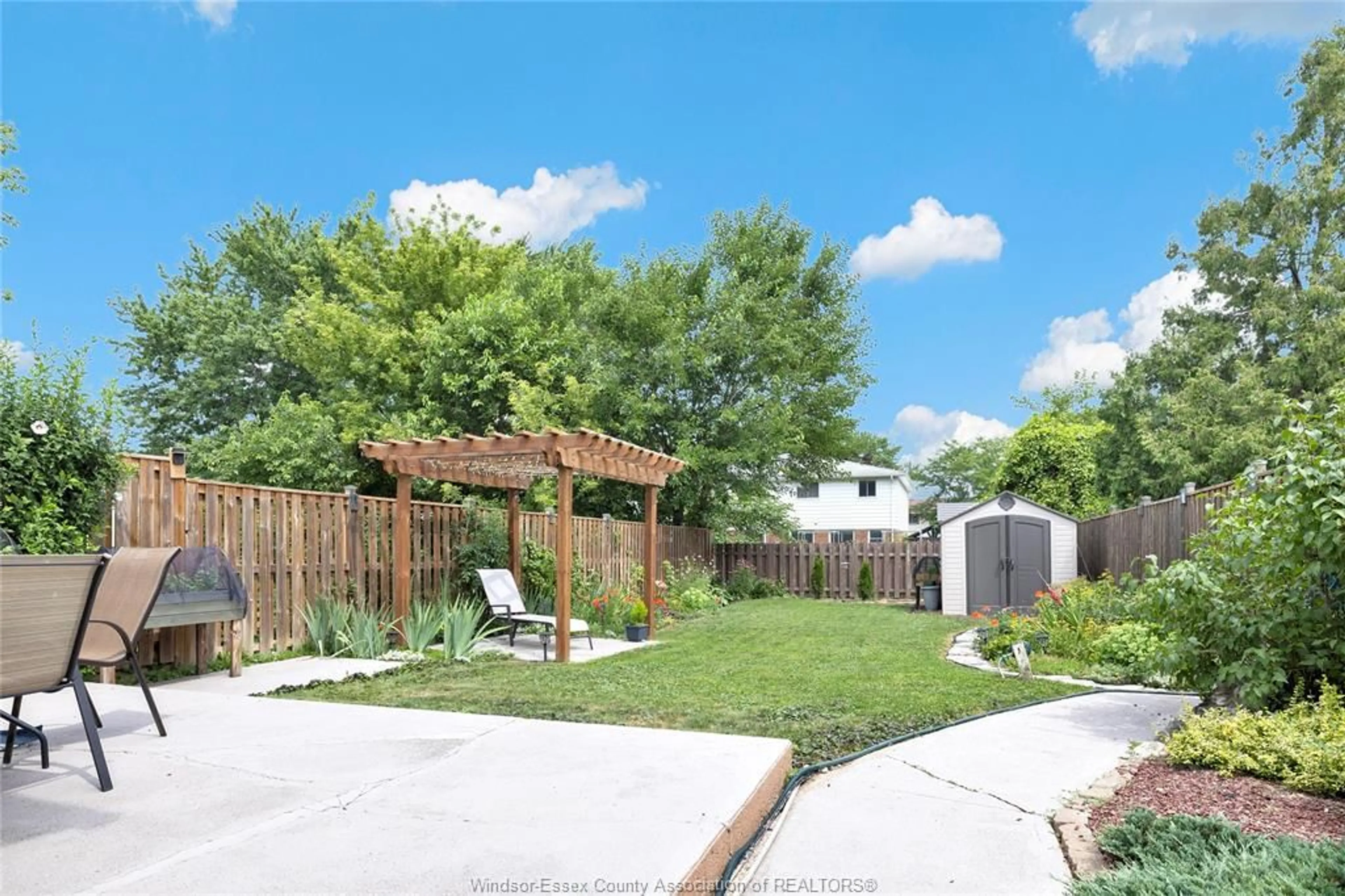 Patio, street for 9682 LYNNGROVE Cres, Windsor Ontario N8R 1B7